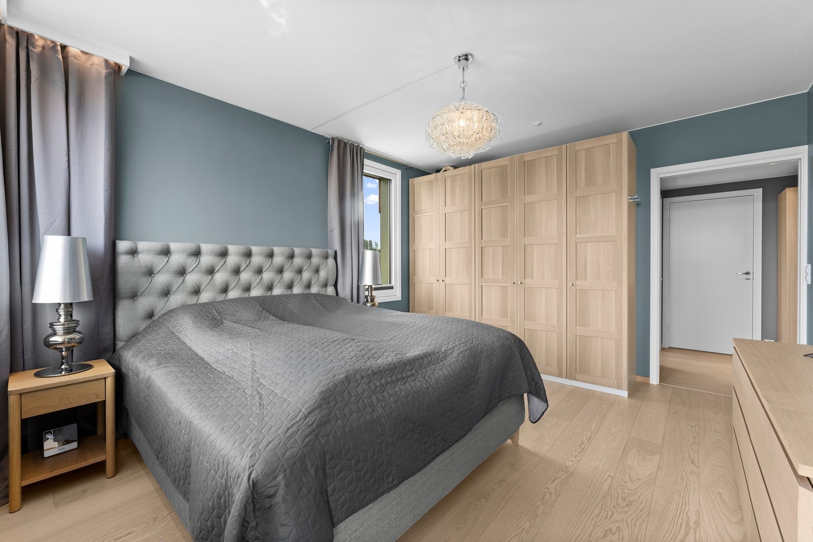 Hovedsoverommet er meget romslig og er innredet med et praktisk garderobeskap. Galleribilde