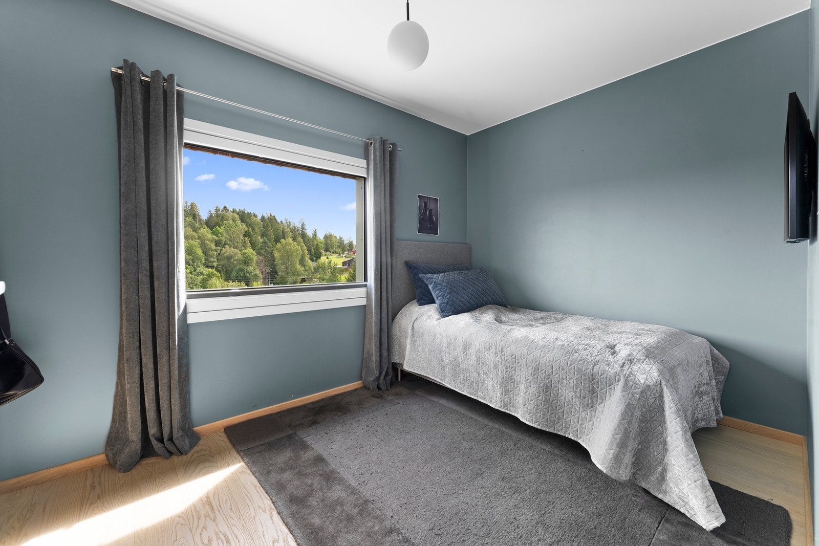 Begge rommene har plass til seng og nattbord, og det ene rommet er utstyrt med et garderobeskap. Galleribilde