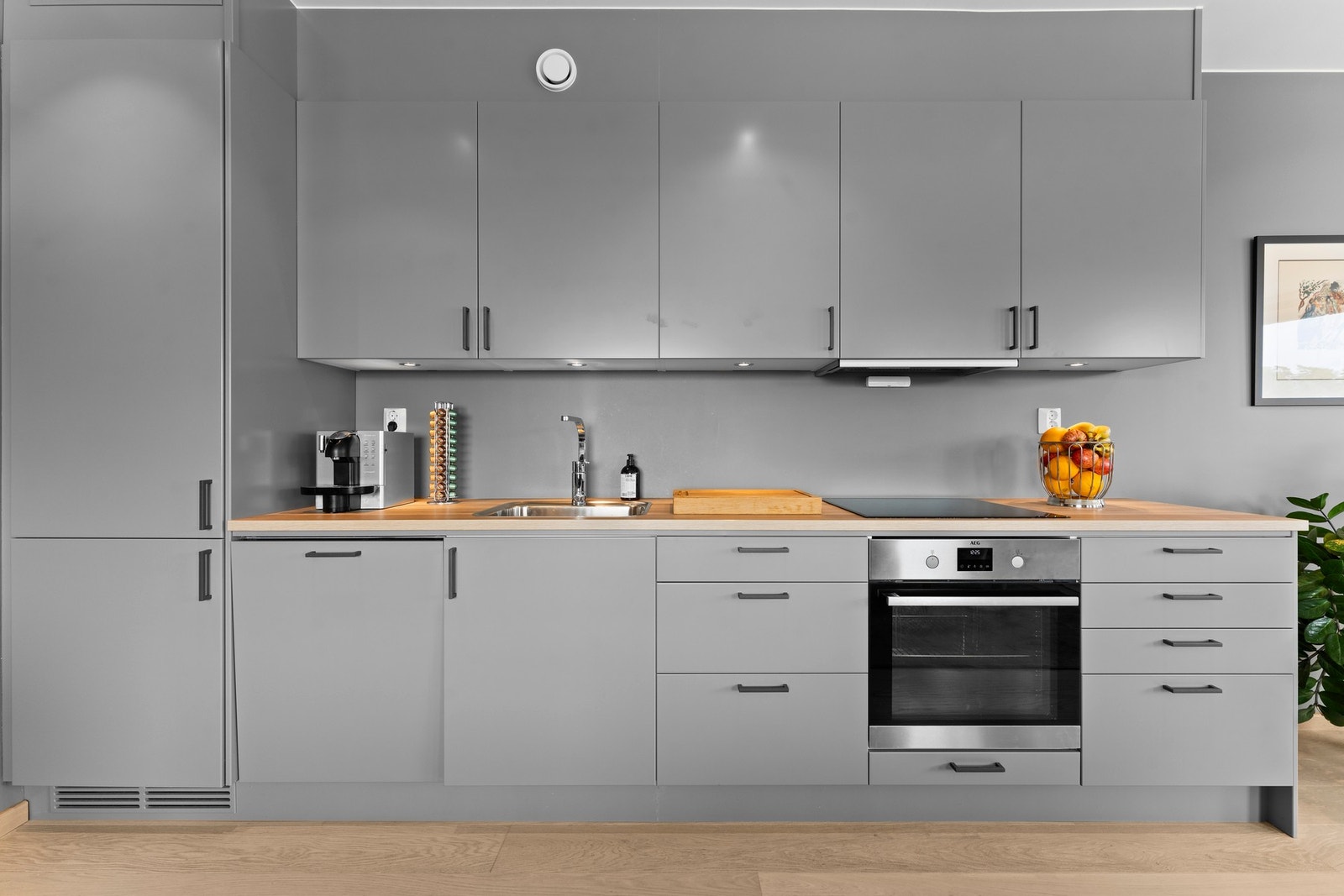 Det er rikelig med både oppbevaringsplass og arbeidsplass, samt praktisk belysning over benken. Galleribilde