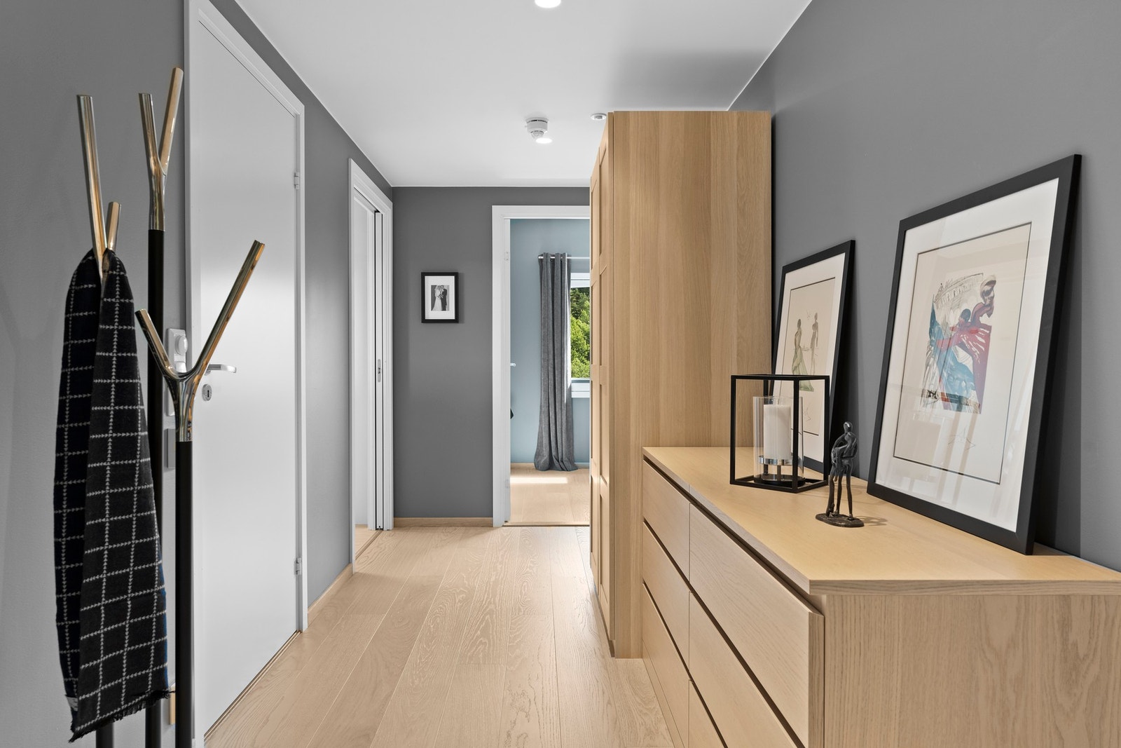 Entréen er innredet med et garderobeskap som gir rikelig med plass til oppbevaring av klær, sko og annet utstyr. Galleribilde