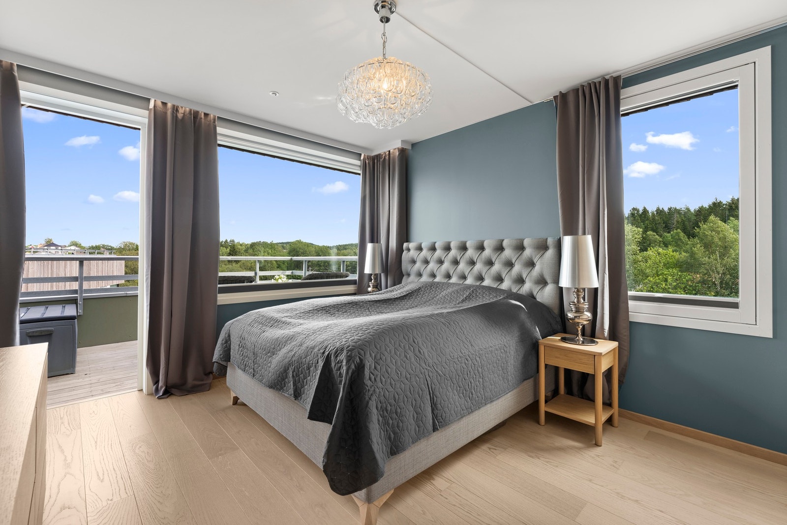 Leiligheten har tre romslige soverom, alle malt i behagelige fargetoner og parkett på gulvet. Galleribilde