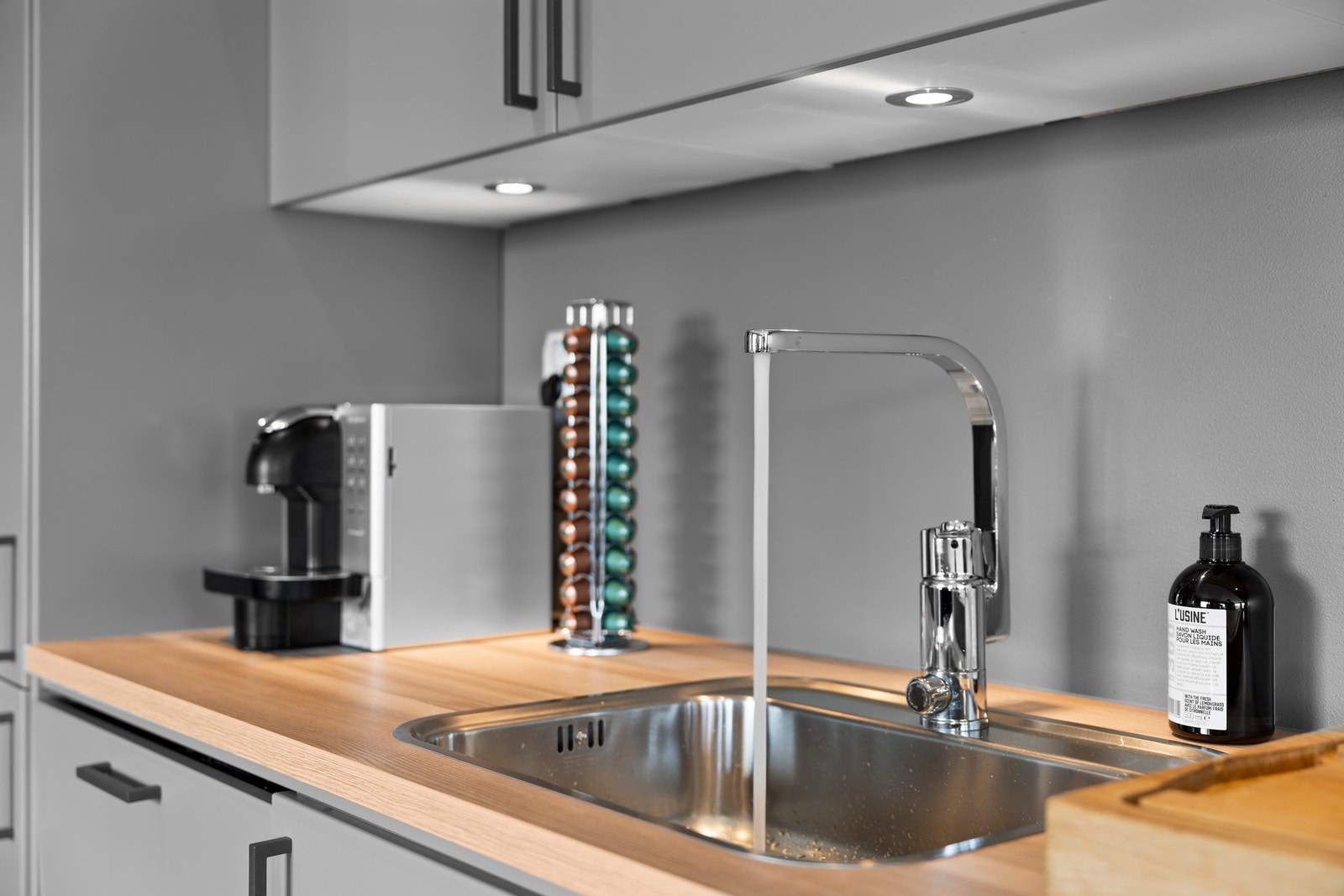 Kjøkkenet er utstyrt med integrerte hvitevarer som induksjonstopp, komfyr, oppvaskmaskin, vinskap og kjøleskap med frysedel. Galleribilde