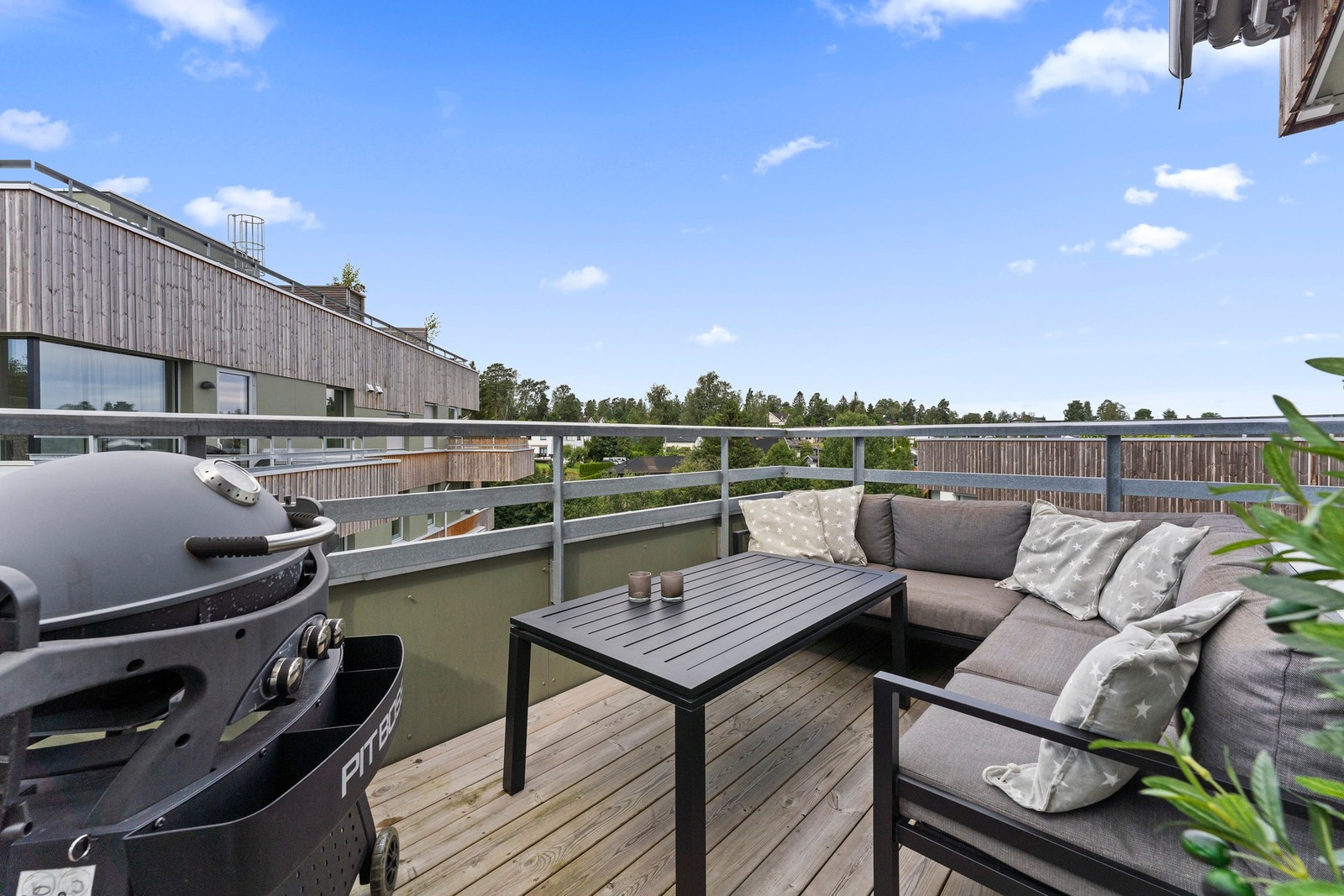 Det er rikelig med plass til både utemøbler, noe som legger til rette for hyggelig måltider og sosiale sammenkomster med venner og familie. Galleribilde