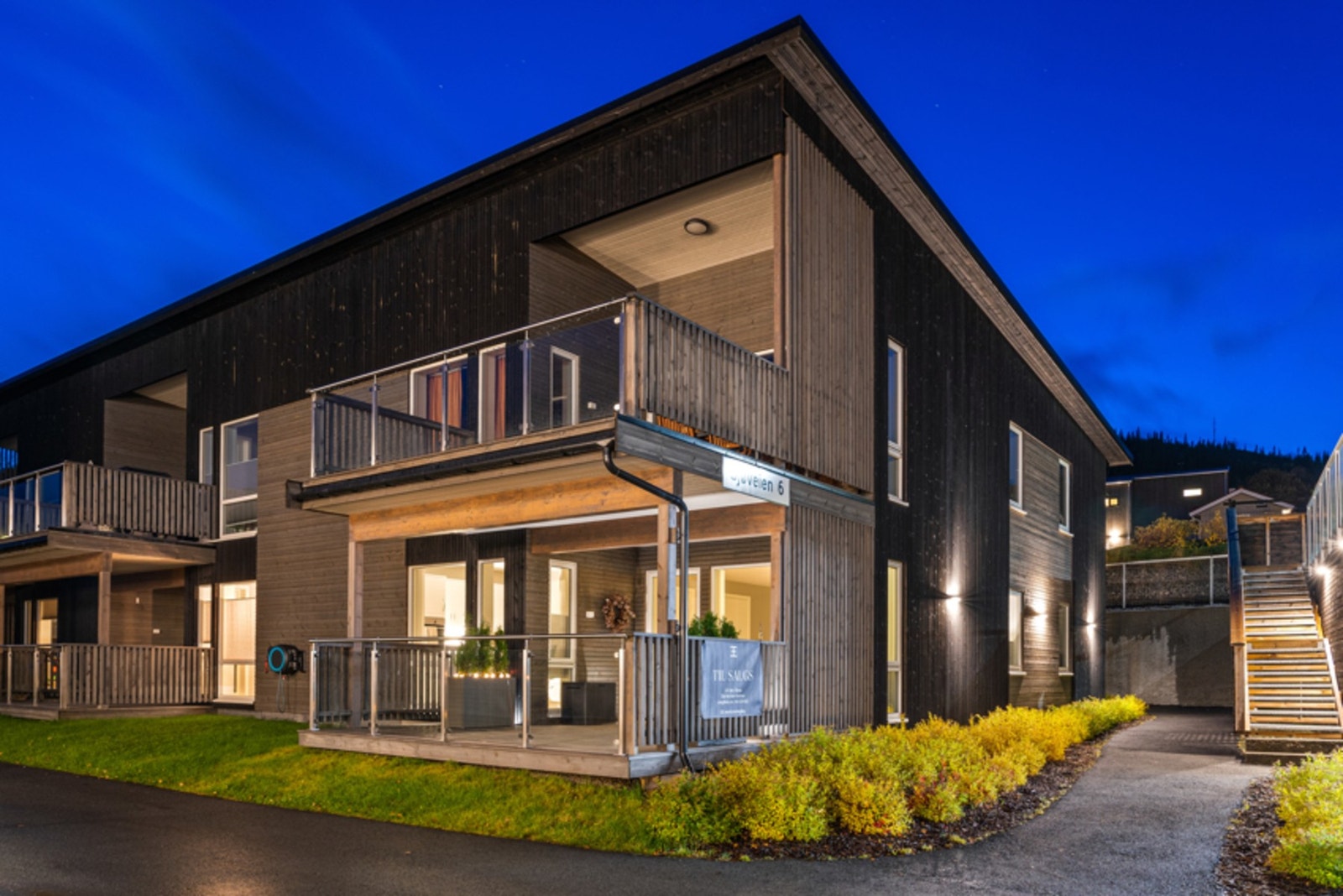 Sjekk hvor hyggelig uteområdet er i det deilige høstmørket. Her kan man etablere en terrassevarmer og sitt ute til sent på kvelden. Galleribilde