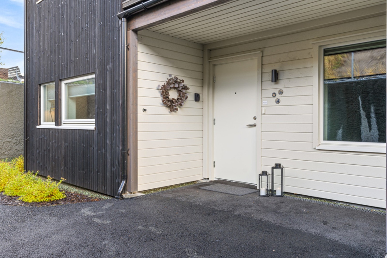 Ved inngangspartiet finnes en koselig uteplass hvor kveldssolen kan nytes. Galleribilde