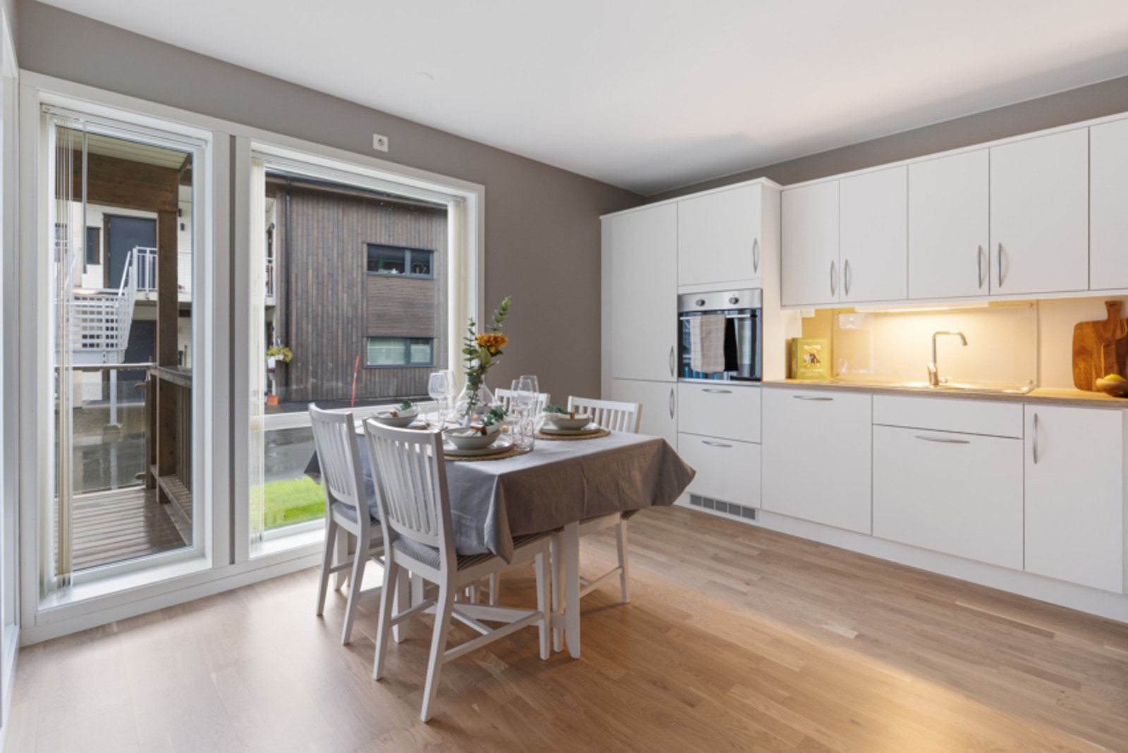 Det er god plass enten man vil ha spisestuen på kjøkkenet eller på en annen plass i stuen. Galleribilde