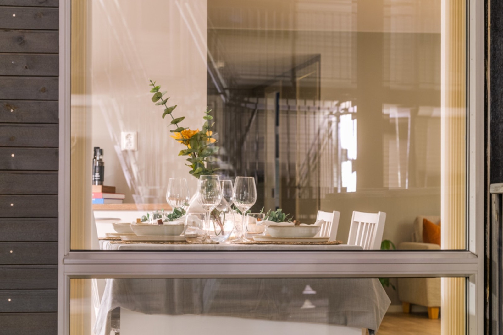 Også inne kommer leiligheten til liv på en annen måte i det klare og kalde høstværet. Galleribilde