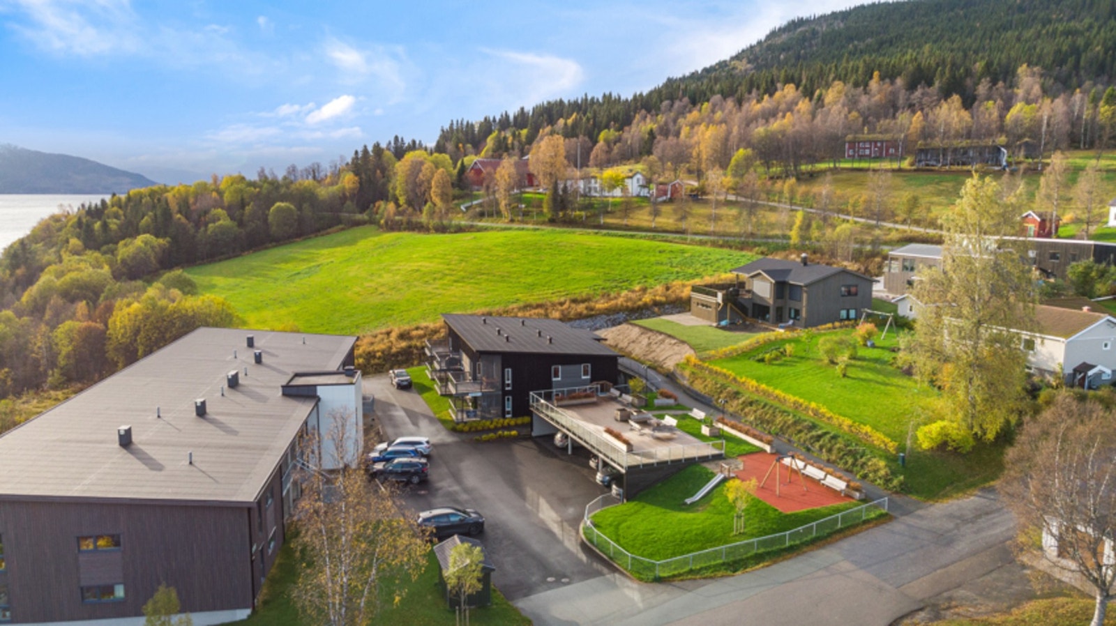 Borettslaget har flotte fellesormåder for både barn og voksne. Det er også mulig med individuell nedbetaling av fellesgjelden for å få lavere felleskostnader om man ønsker. Galleribilde