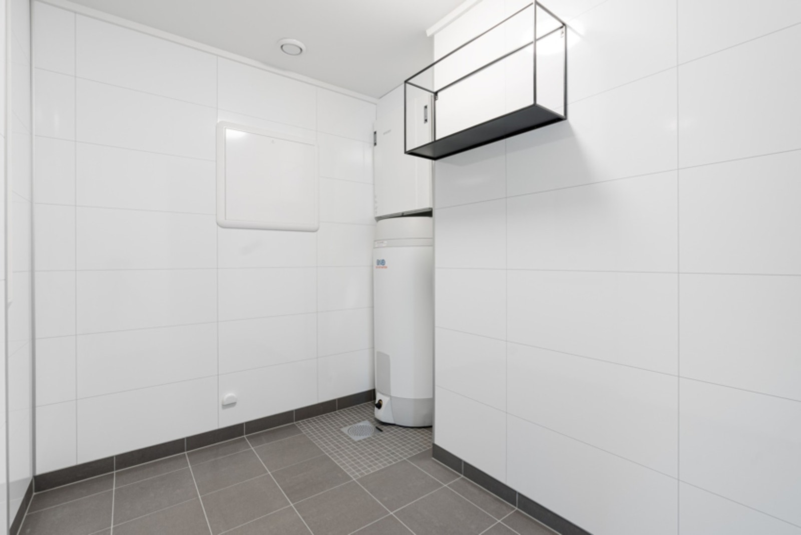 Noe du garantert vil sette pris på er denne leilighetens massive lagringsplass. Dette er boligens tekniskrom og er flislagt, har sluk i gulvet og en egen termostat for gulvvarme. Galleribilde