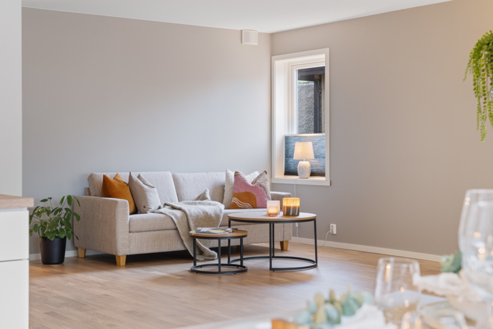 Er du på jakt etter en enkel og behagelig livsstil? Trives du på Båsmoen men kjenner at tiden for enebolig er forbi. Galleribilde