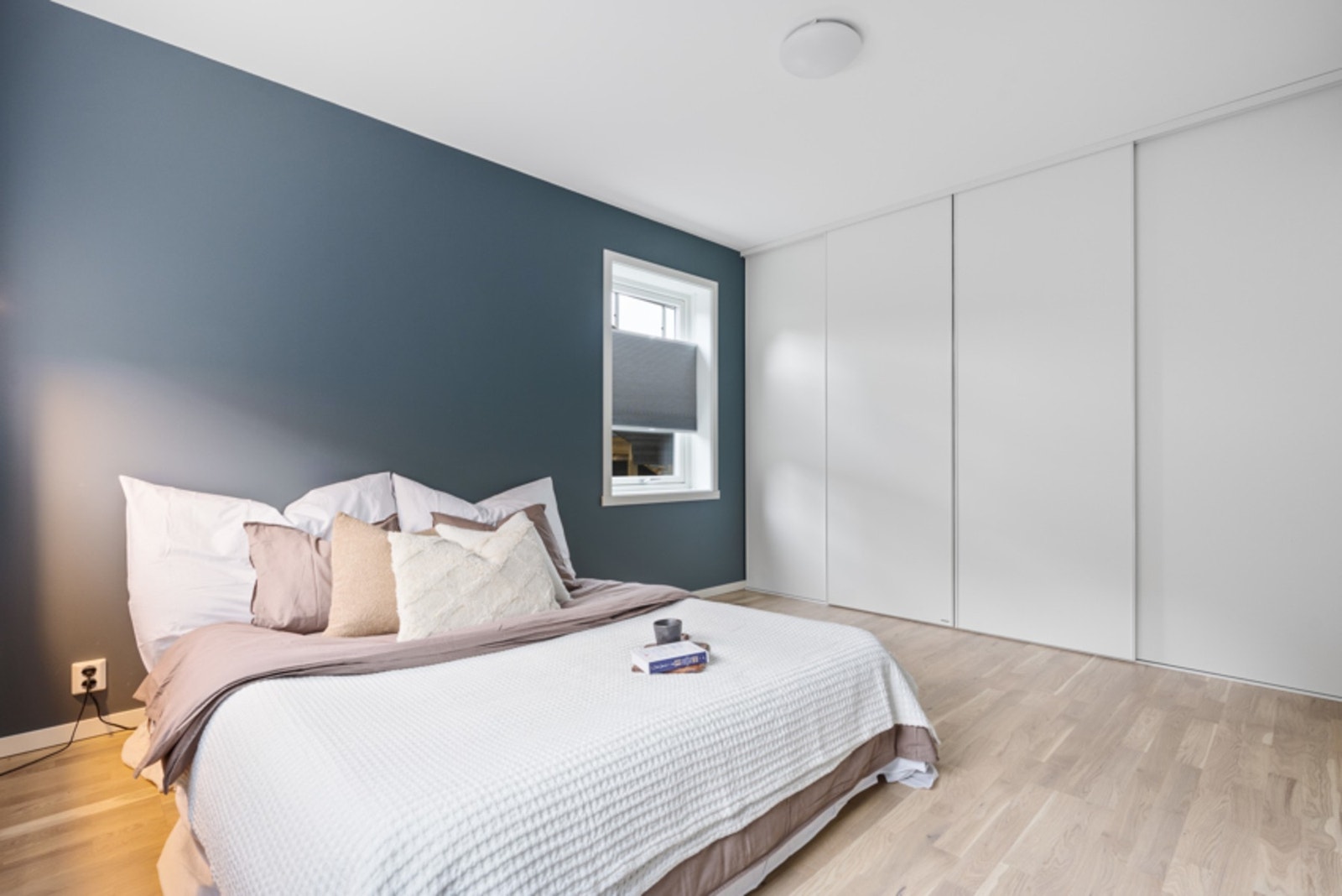 Dagens eier har her påkostet en stor og flott skyvedørsgarderobe som sørger for rikelig med lagringsplass. Plissegardiner er også påkostet i ettertid. Galleribilde