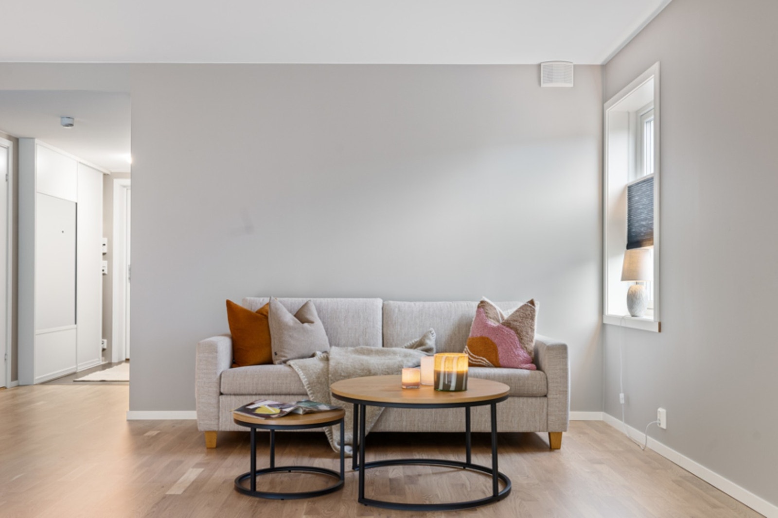 Videre beveger vi oss inn i den romslige og lyse stuen. Veggene er malt i tidsriktige fargepaletter og er derfor lett å innrede. Galleribilde