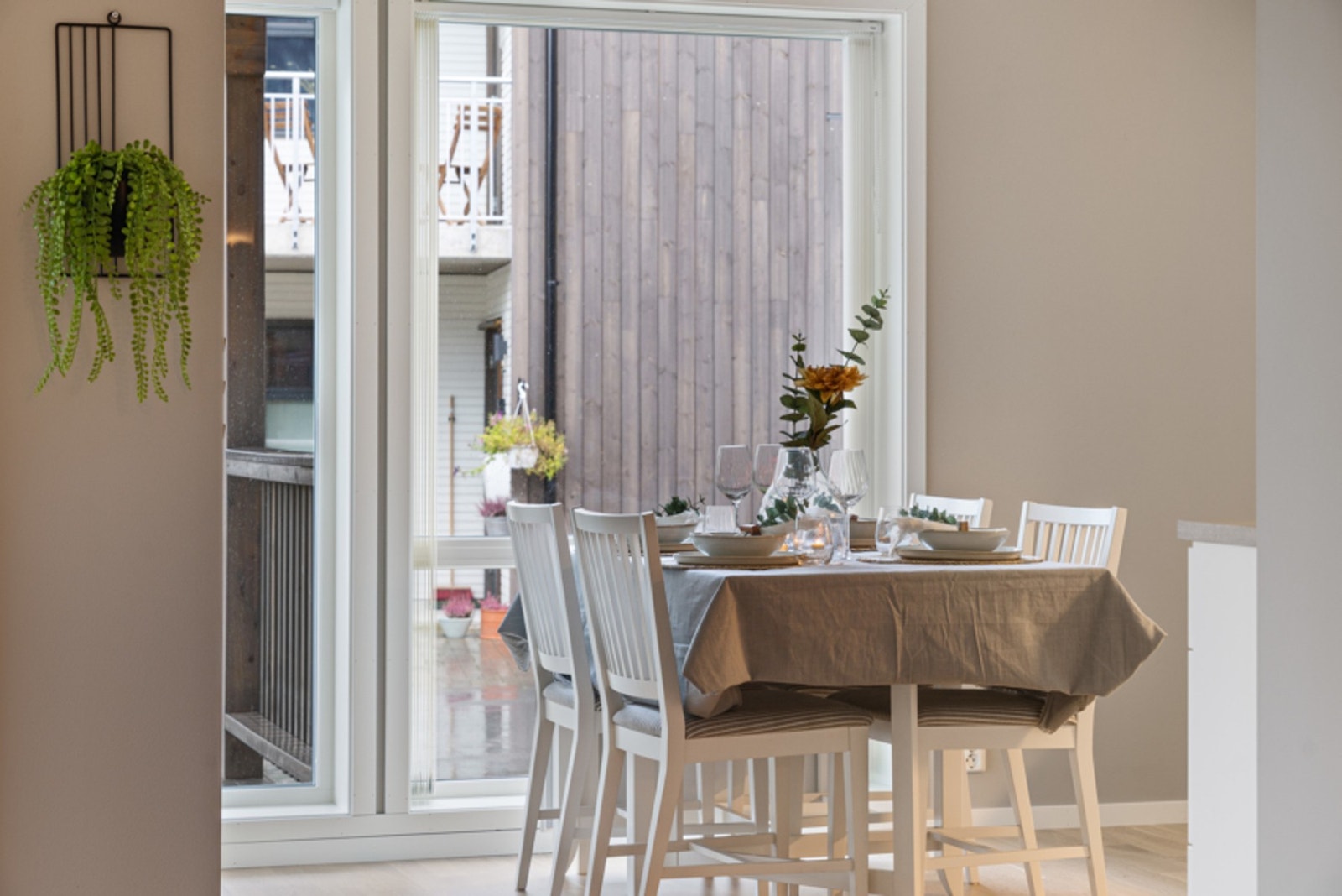 Vi beveger oss nå inn i leiligheten igjen, og over til kjøkkenet. Galleribilde