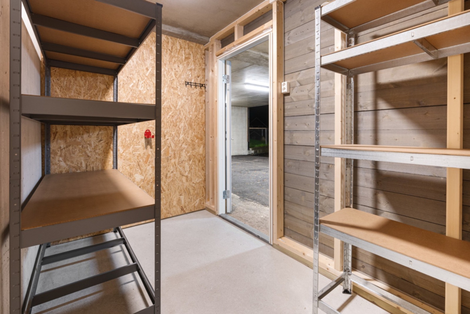 I bakkant av carporten finner du en meget romslig og praktisk sportsbod med innlagt strøm. Galleribilde