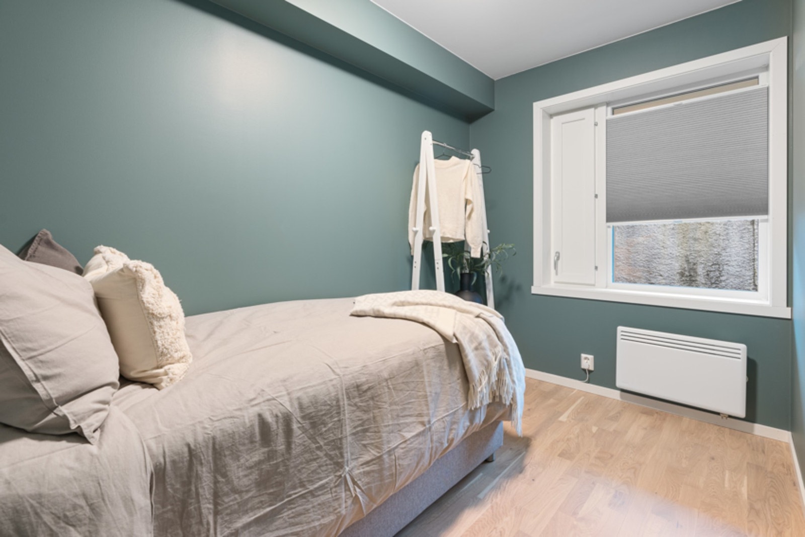 Dette rommet egner seg godt som gjesterom, barnerom eller kontor. Også her er det plissegardiner. Galleribilde