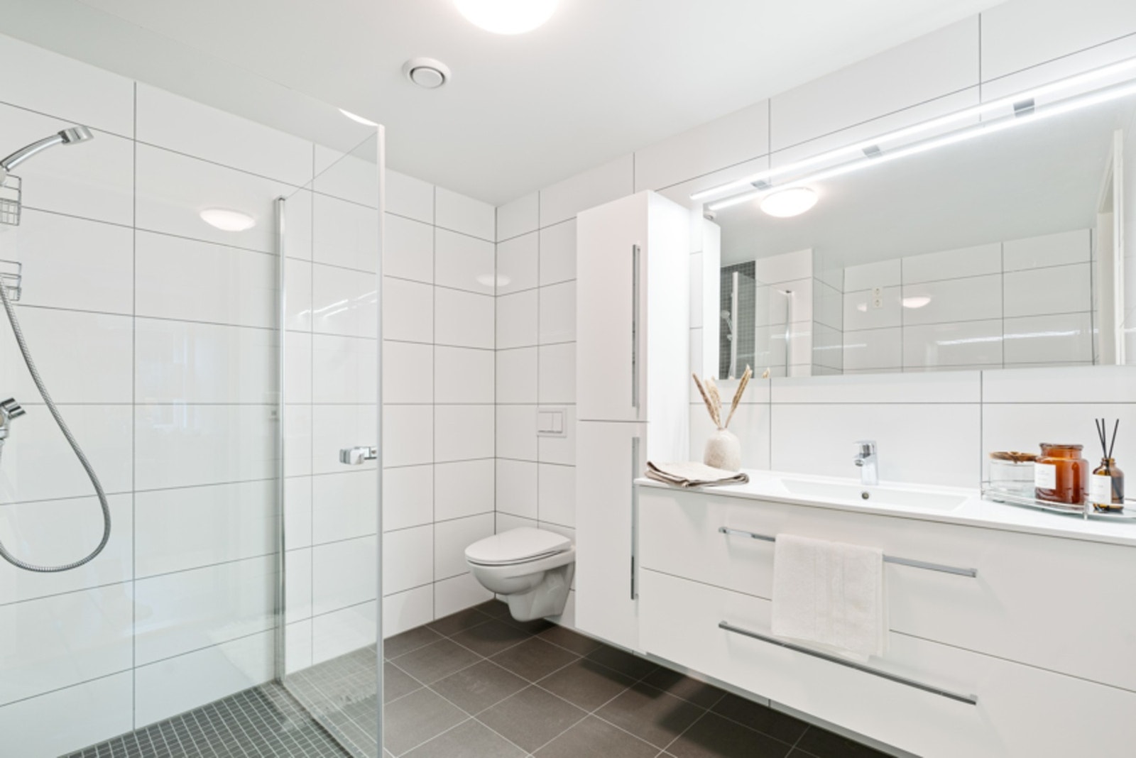 Baderommet er lekkert og flislagt i sin helhet. Galleribilde