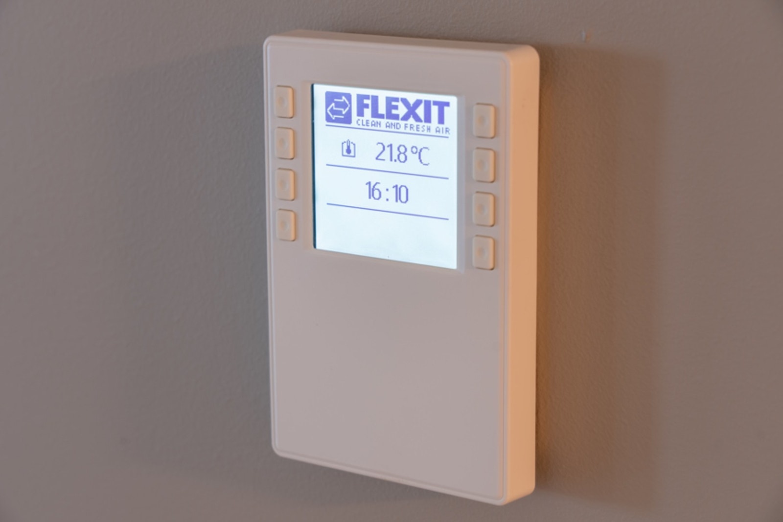 Boligen har balansert ventilasjon med varmegjennvinning som sørger for at det byttes ut luft i alle rommene i boligen og skaper et godt inneklima. Galleribilde