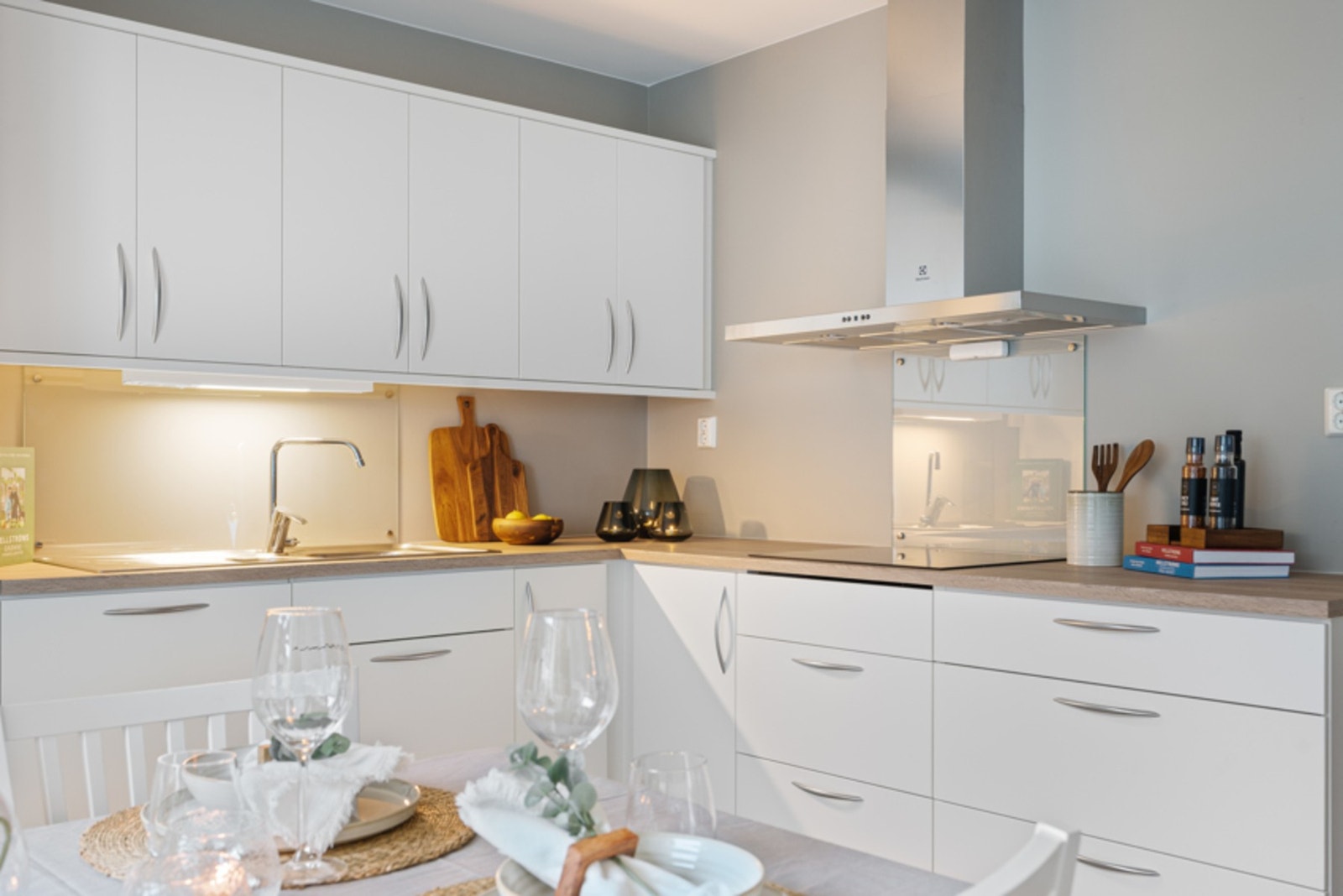 Kjøkkenet er toppmoderne og innehar alle kvaliteter og løsninger som man kan forvente. Galleribilde