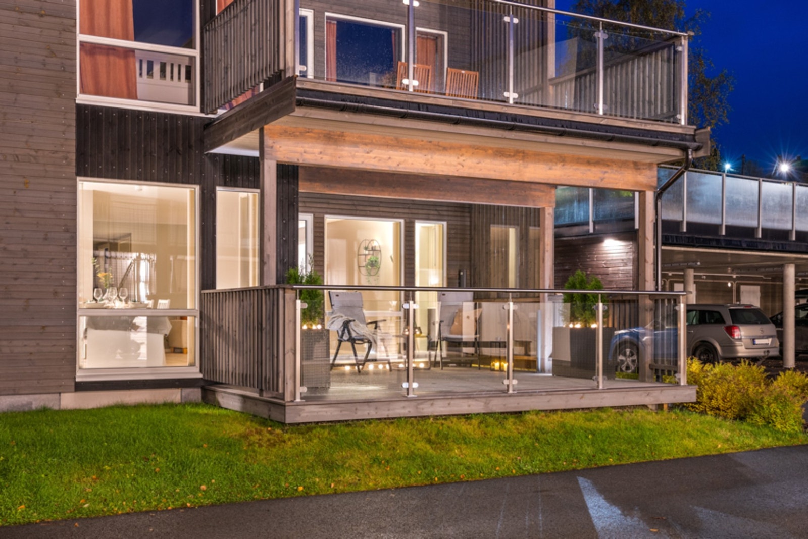 Dagens eier har påkostet uteområdet med en utrekkbar levegg samt en glassplate som skaper en ekstra lun Galleribilde