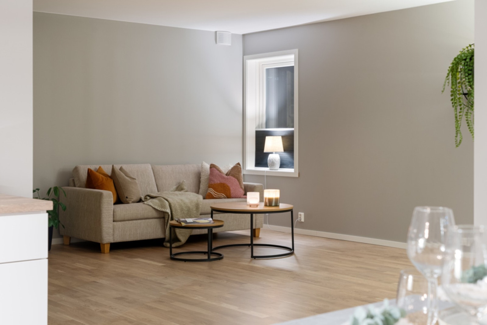 Bygget er påkostet og i stuen og kjøkkenet er det støpt varmekabler som sørger for et godt bomiljø. Galleribilde