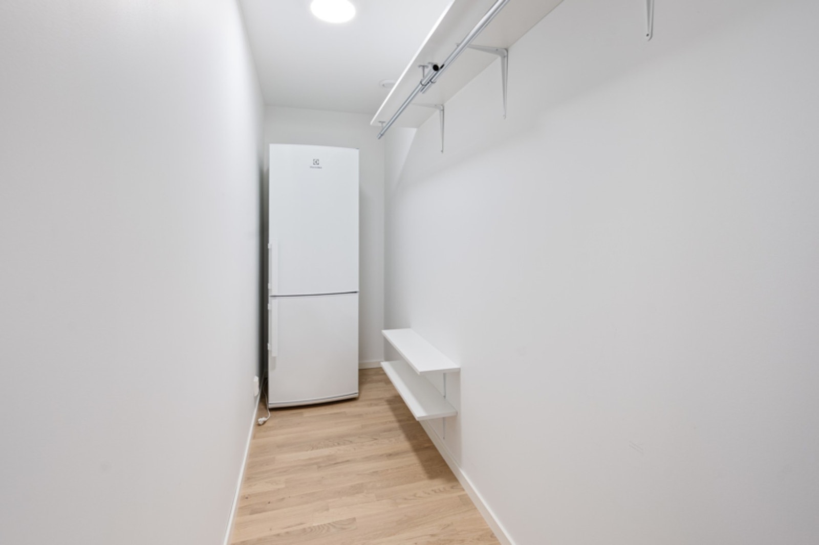 I tillegg til tekniskrommet finner vi ytterliggere en ekstra innvendig bod. Leiligheten er med andre ord laget for deg som etter et innholdsrikt liv har behov for mye lagringsplass. Galleribilde