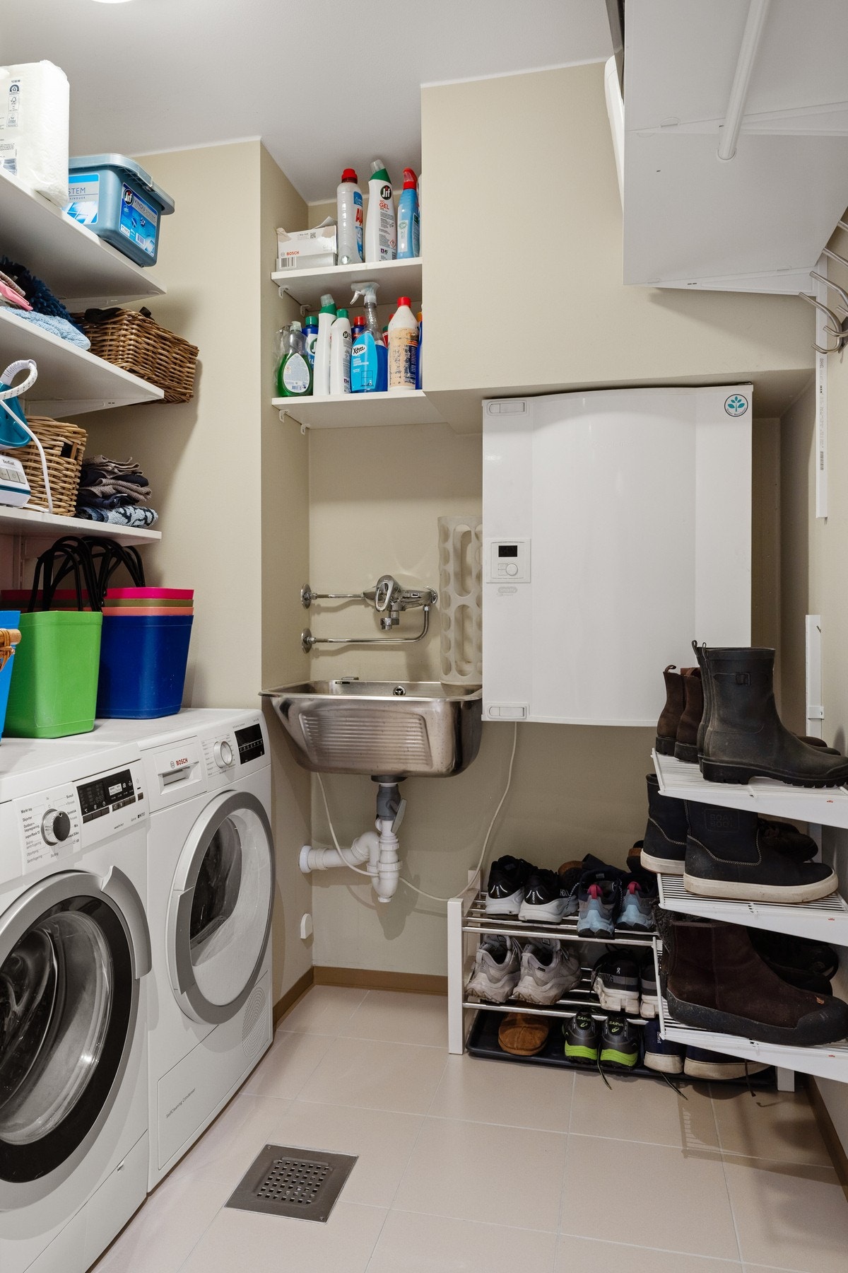 Praktisk innvendig bod i tilknytning til entré. Opplegg for vaskemaskin og tørketrommel Galleribilde