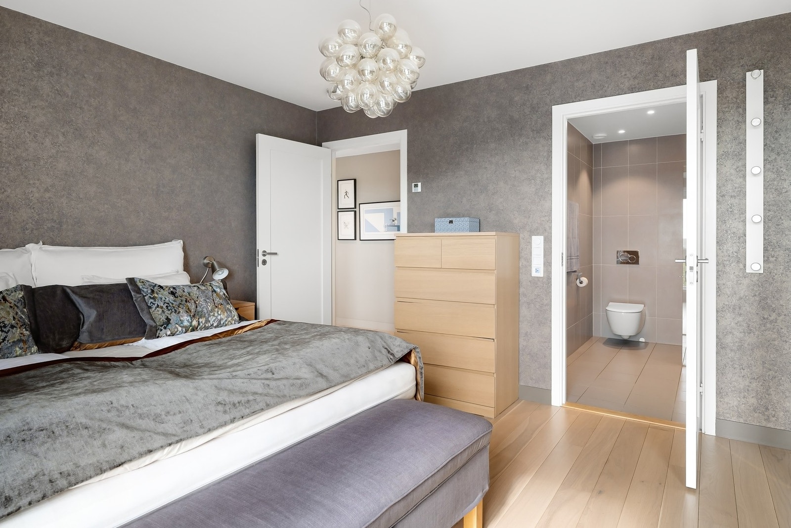 Baderom en-suite i direkte tilknytning til hovedsoverommet Galleribilde