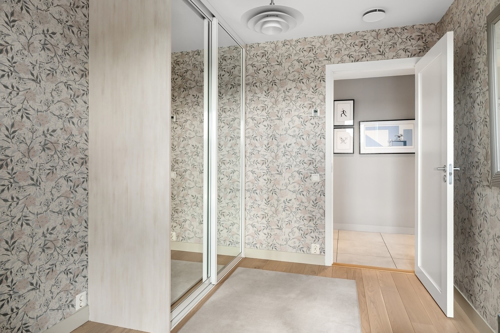 Soverom 2 med skyvedørsgarderobe Galleribilde