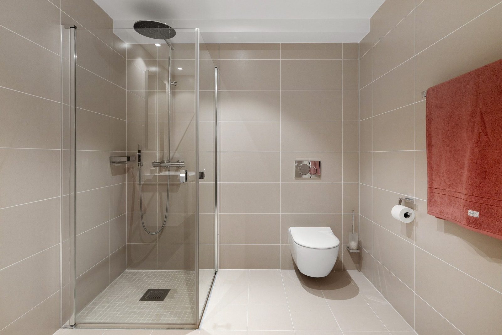 Regnfallsdusj og veggehengt toalett Galleribilde