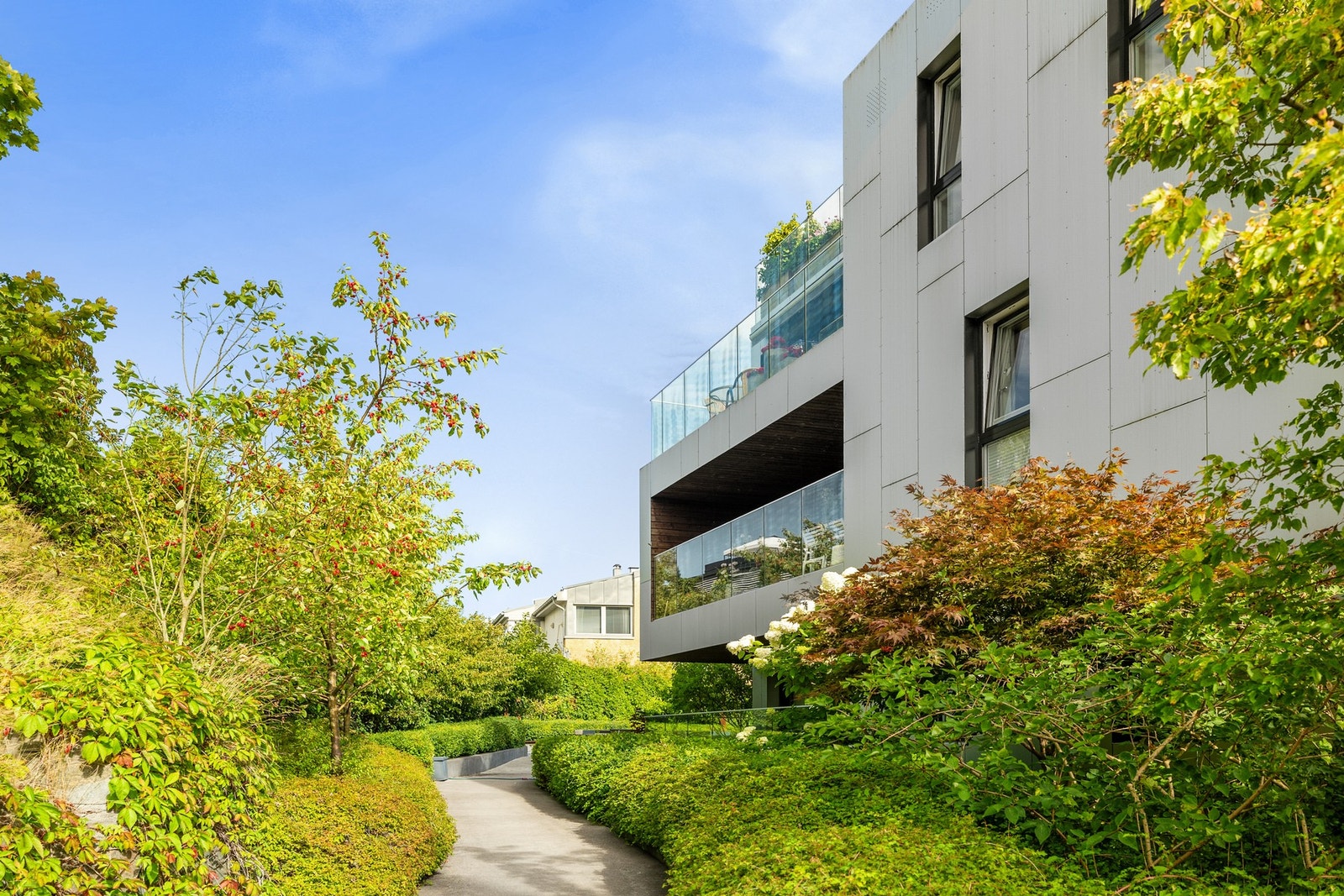 Sameiets fellesområde er ryddig og pent opparbeidet med lyssatte internveier og div. beplantninger Galleribilde