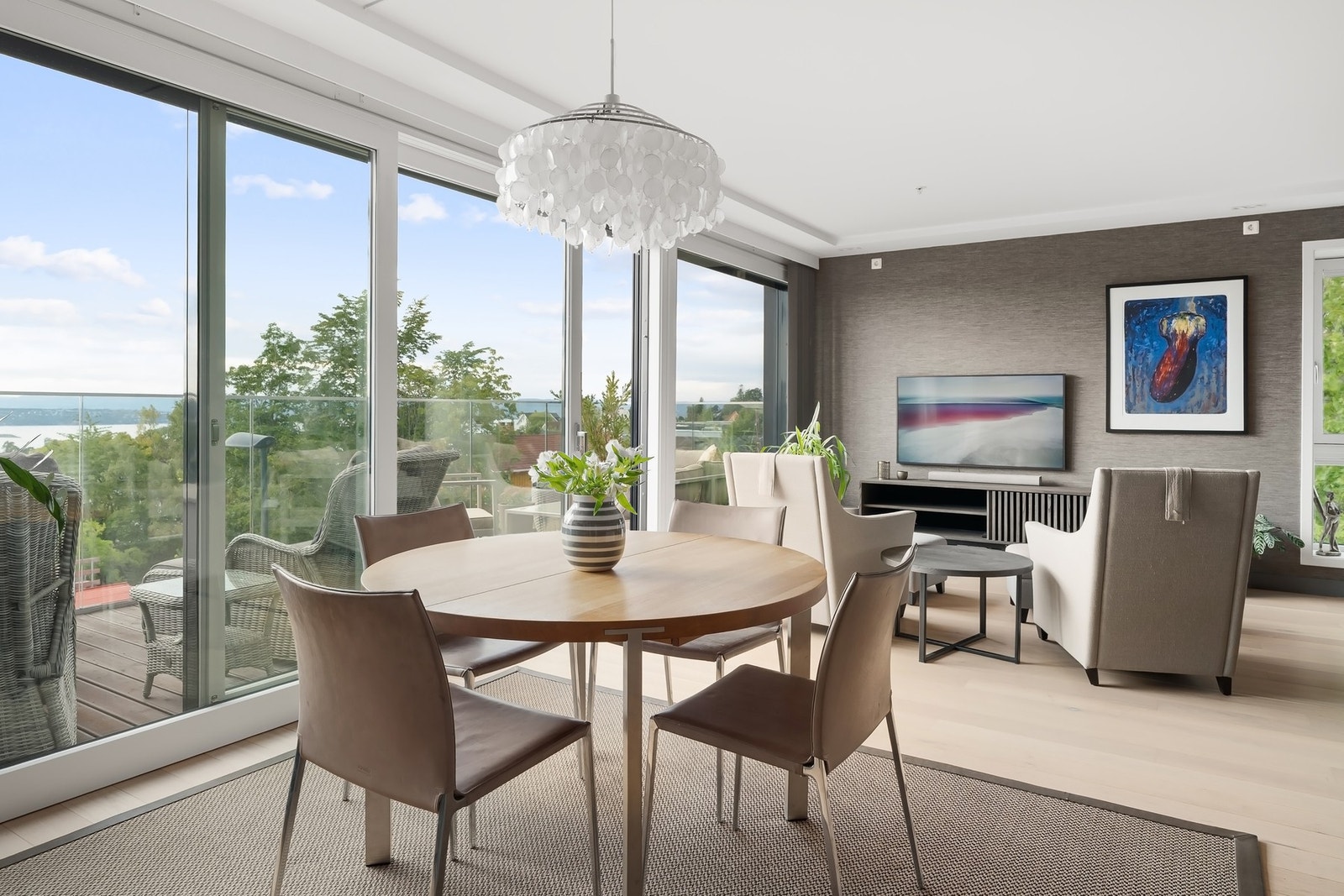 Store vindusflater mot sydvest - det er montert elektriske screens for solskjerming Galleribilde