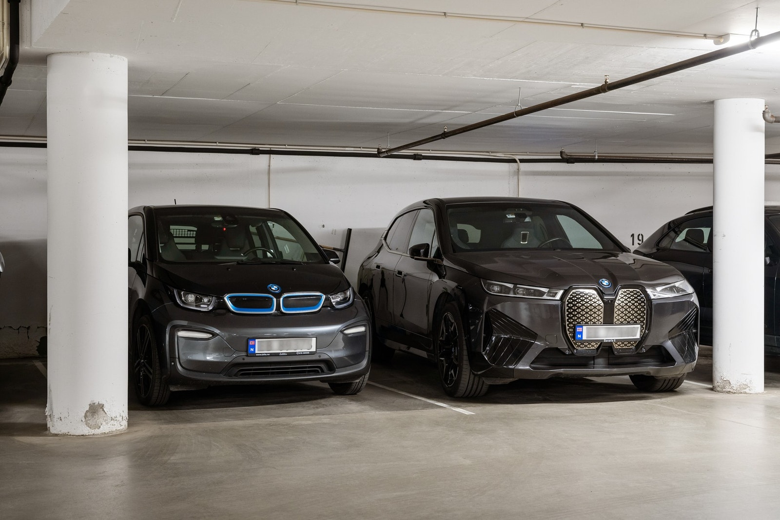 Det medfølger 2 garasjeplasser i felles garasjeanlegg. Det er heisadkomst fra garasjen til leilighetsplan Galleribilde