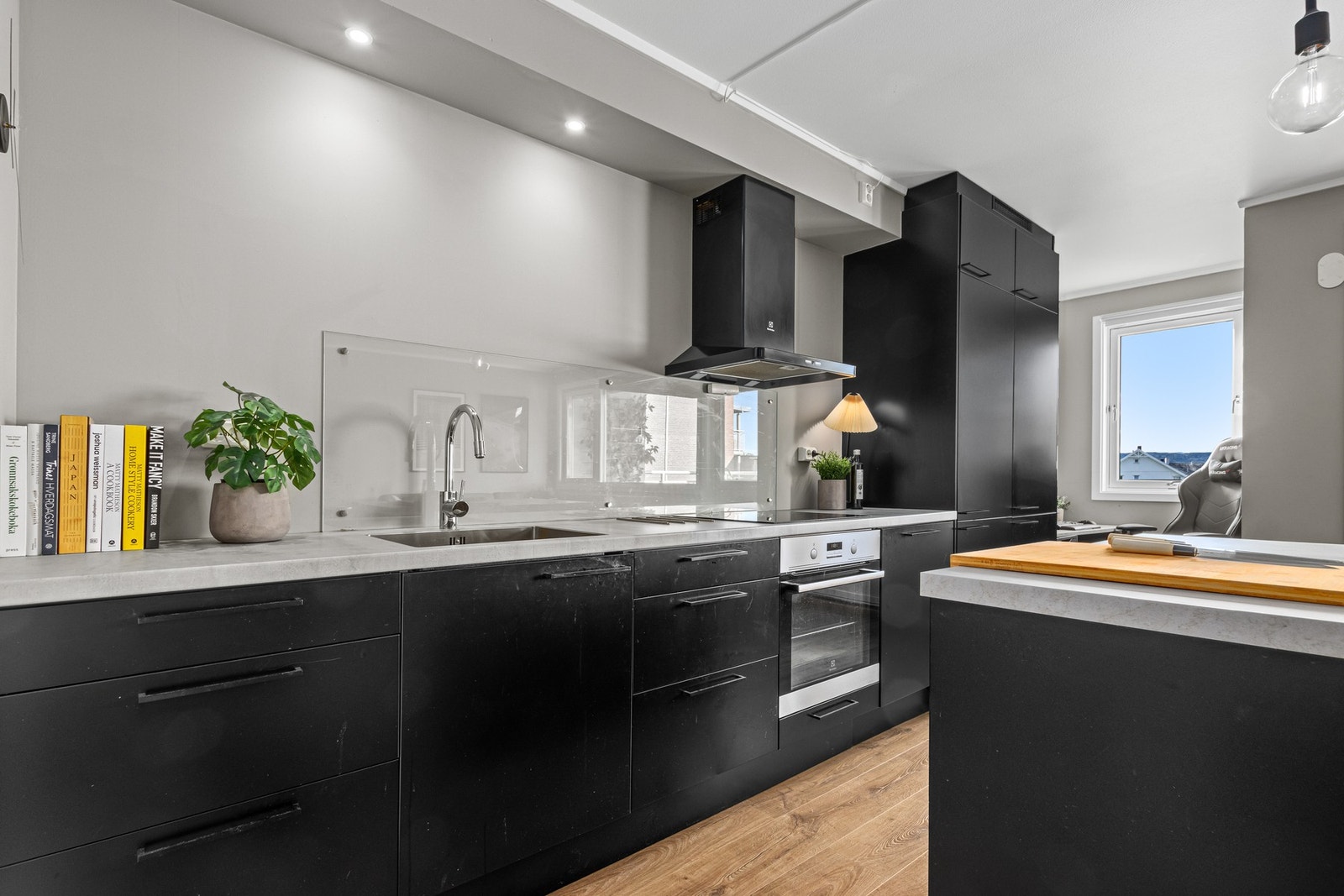 Kjøkken med integrerte hvitevarer. Galleribilde