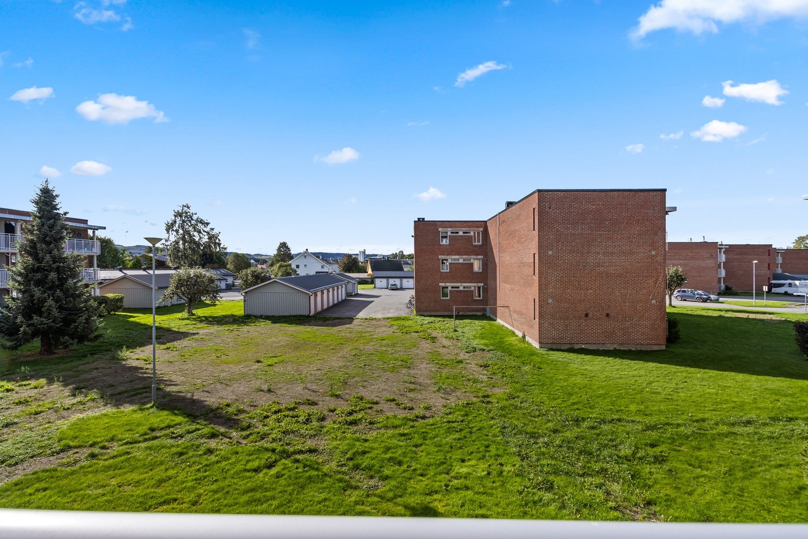 God beliggenhet i feltet med god avstand mellom byggene. Galleribilde