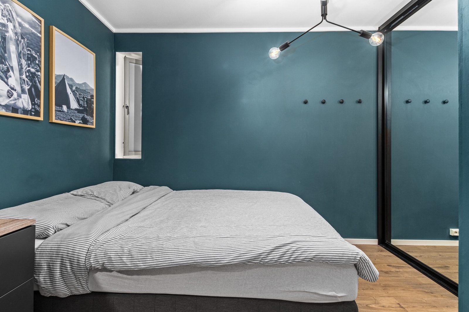 Soverom med skyvedørsgarderobe. Galleribilde