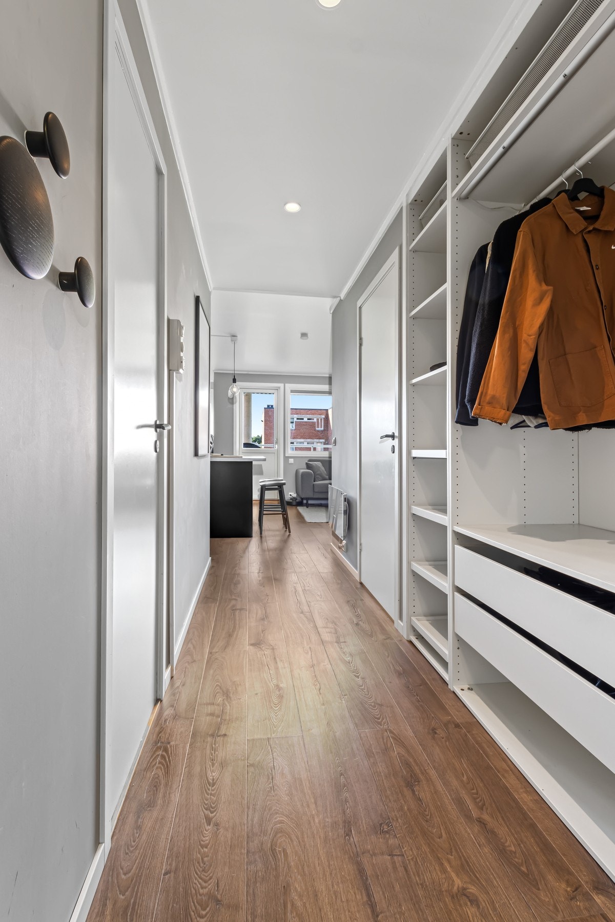 Gang med oppbevaringsplass. Galleribilde