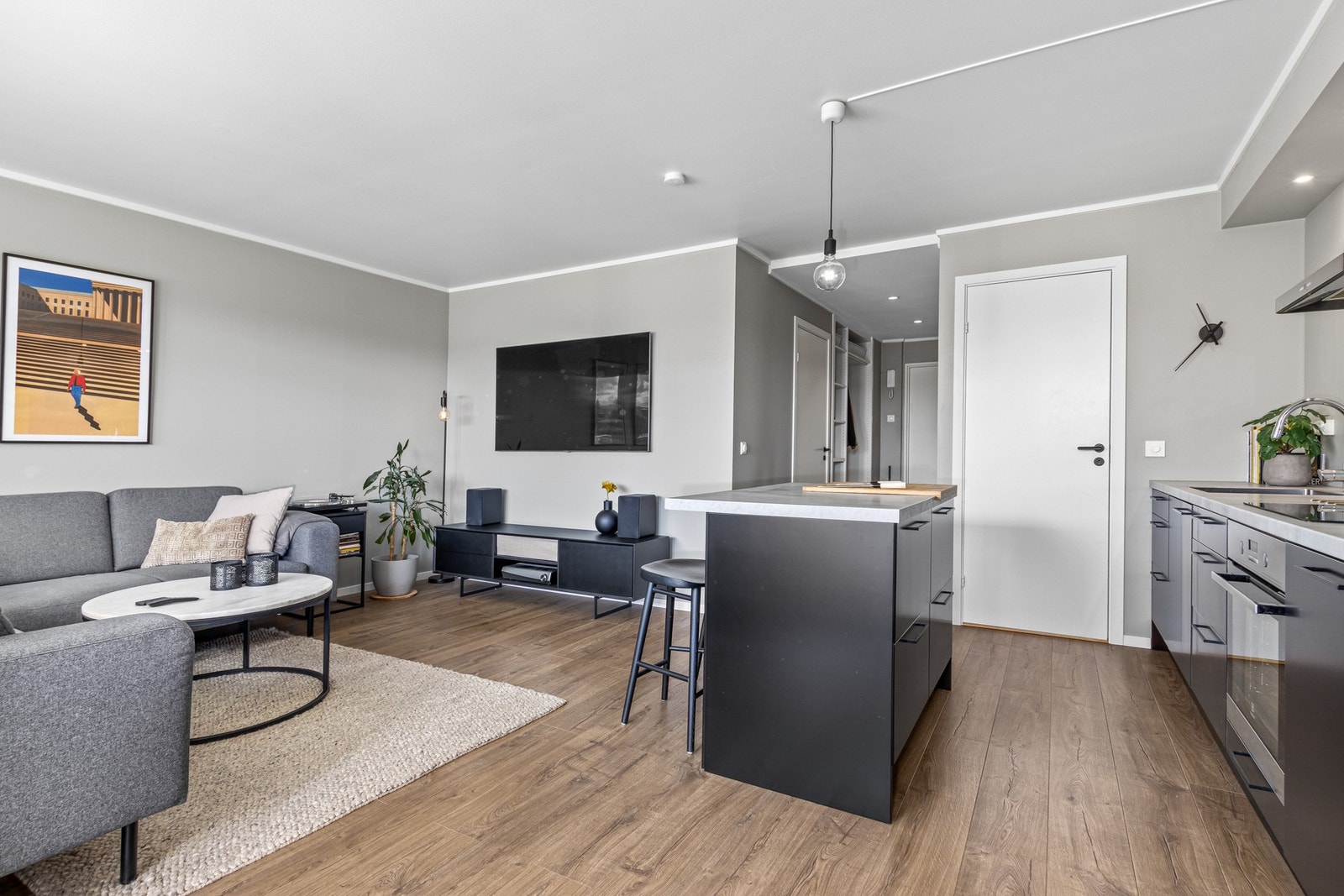 Kjøkken med kjøkkenøy mot stuen. Galleribilde