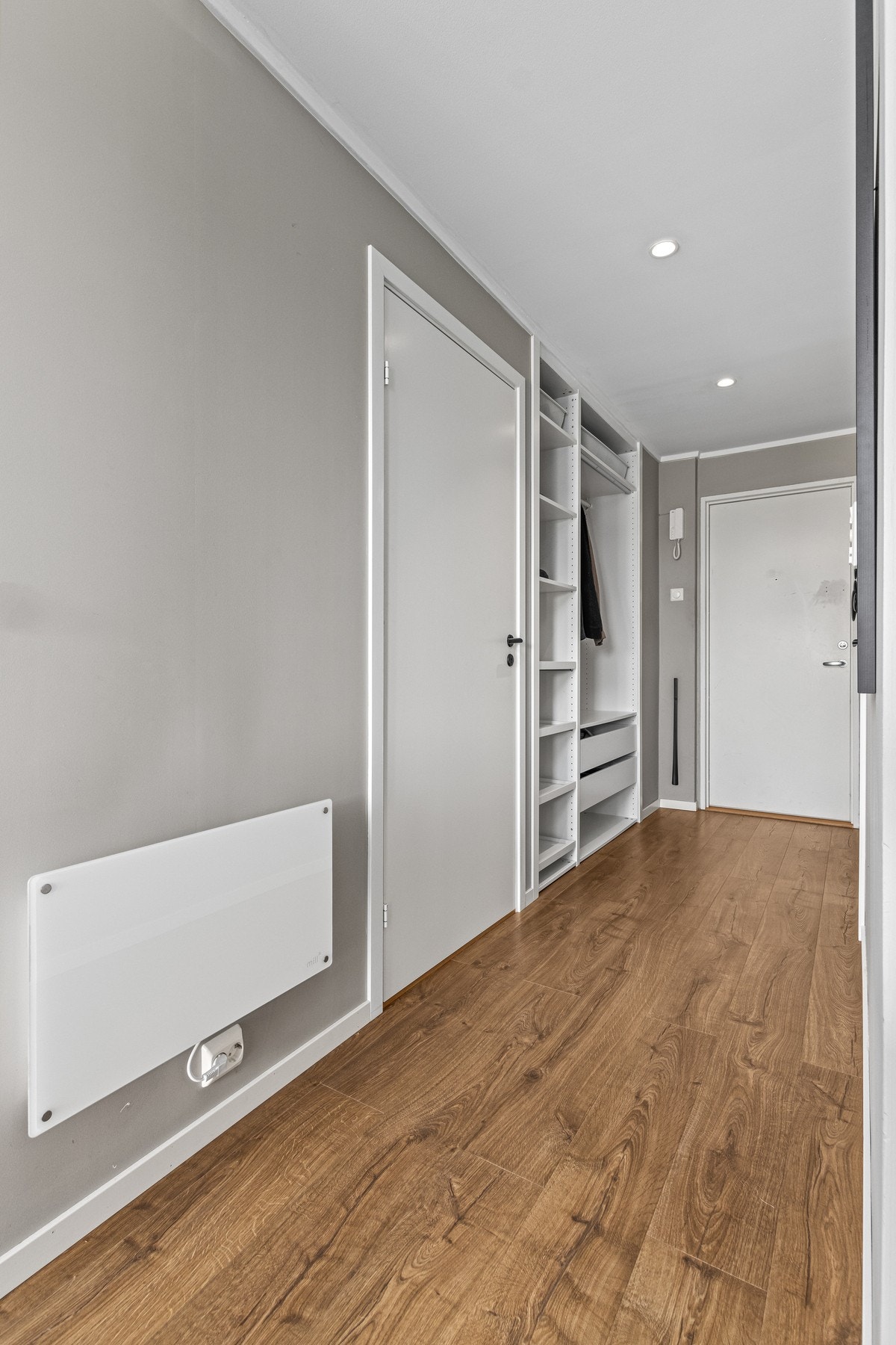 Gang med downlights i tak. Galleribilde