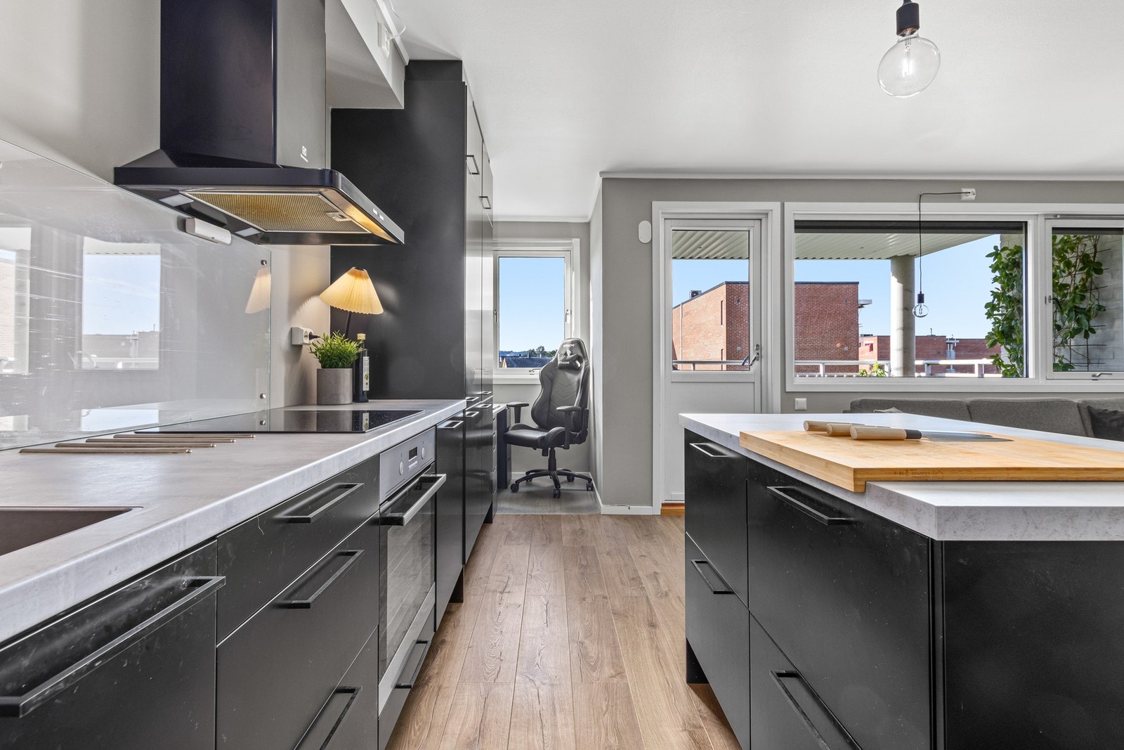 Kjøkken med god skap og benkeplass. Galleribilde