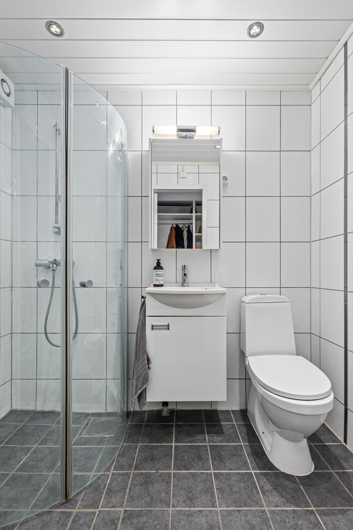 Flislagt bad med downlights. Galleribilde