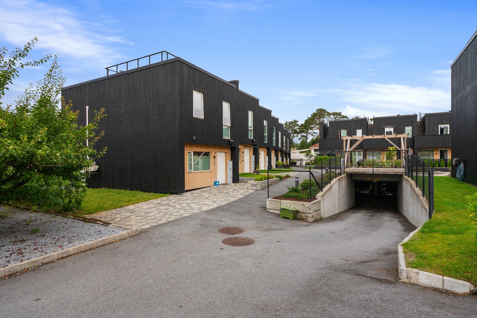 Samlet sett en ypperlig familiebolig som byr på høy trivselsfaktor. Rolig og skjermet beliggenhet med alt både store og små trenger for å bo behagelig. Galleribilde