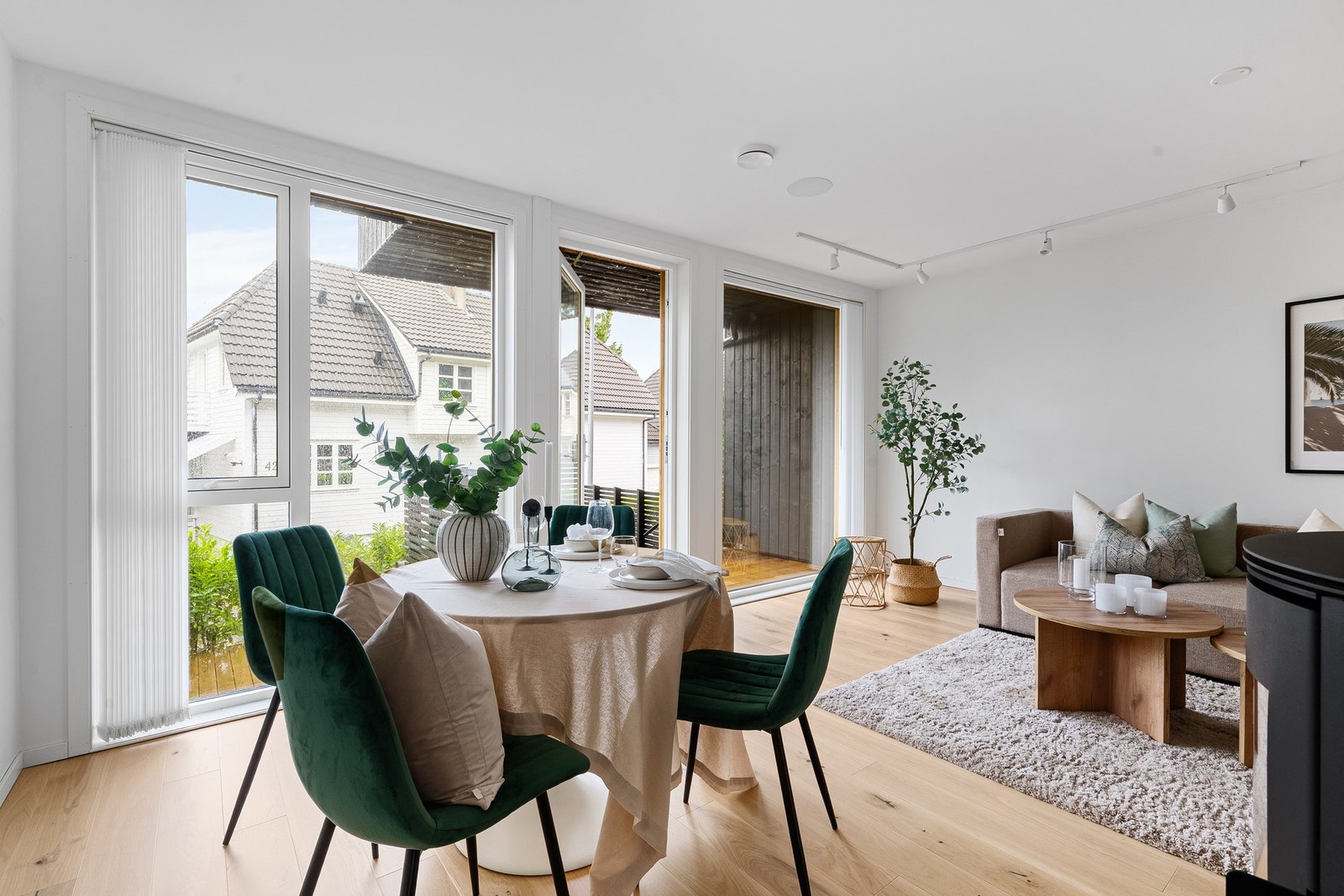 Romslig stue med gode innredningsmuligheter. Integrert Sonos-system i taket i stuen. Galleribilde