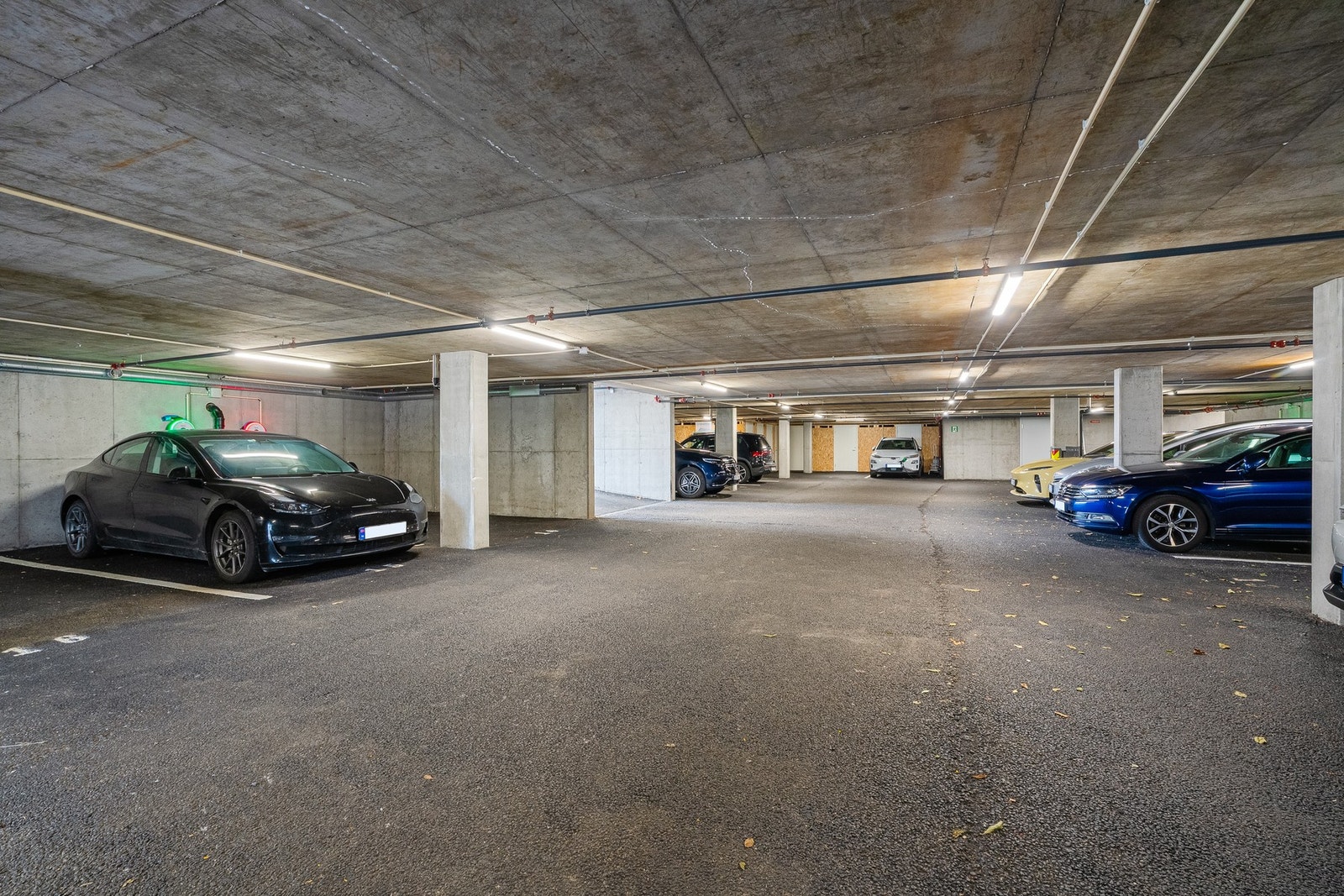 Fast garasjeplass i parkeringskjeller tilhørende boligen. Mulighet for el-bil lader. Tre gjesteparkeringsplasser. Ekstern lagring i bod. Galleribilde