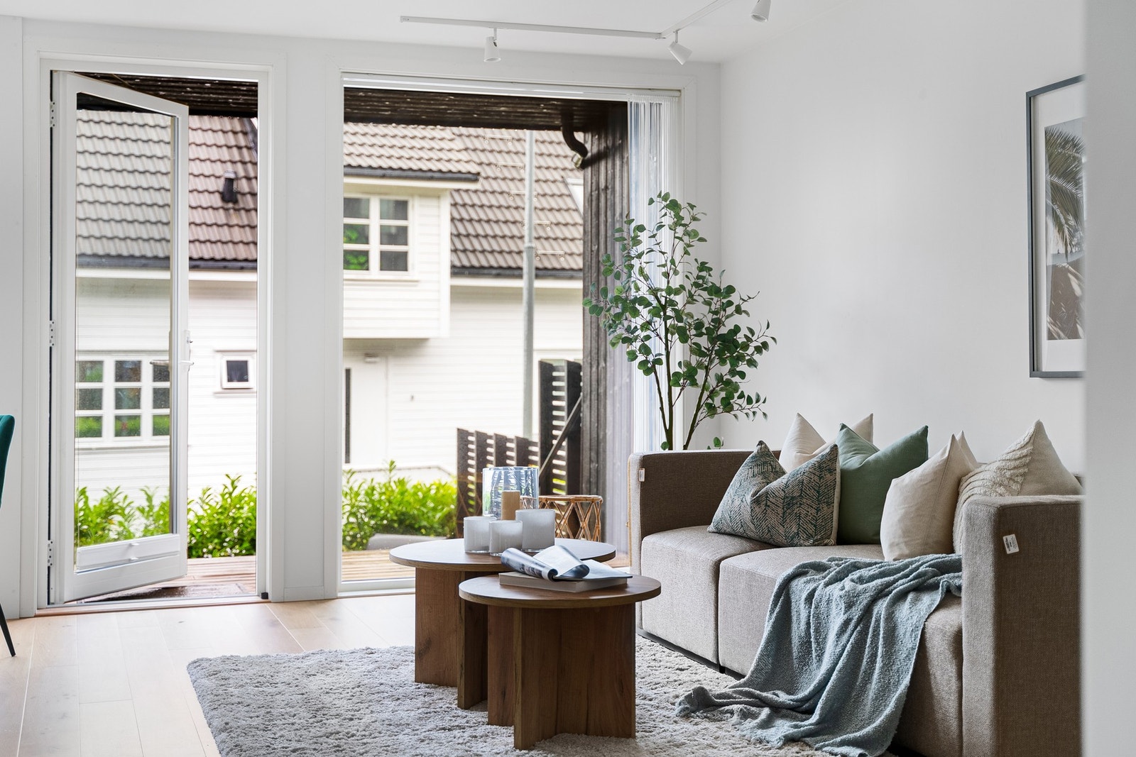 Stue med utgang til solrik terrasse. Galleribilde