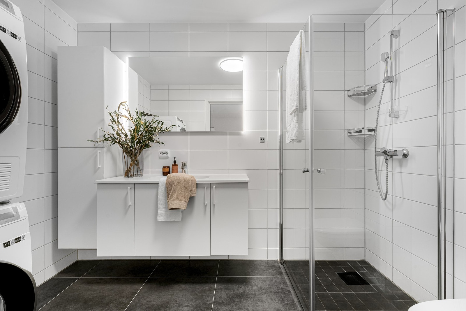 Pent og innholdsrikt baderom i 1. etasje. Galleribilde