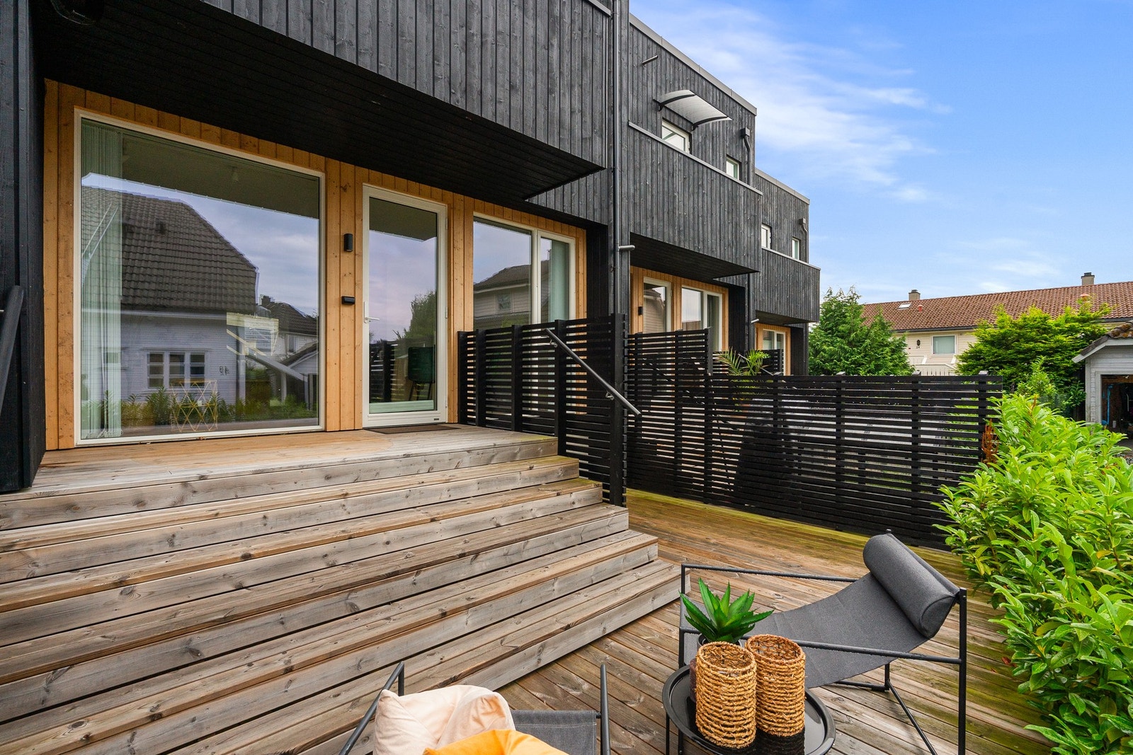 Solrik og skjermet terrasse. Galleribilde