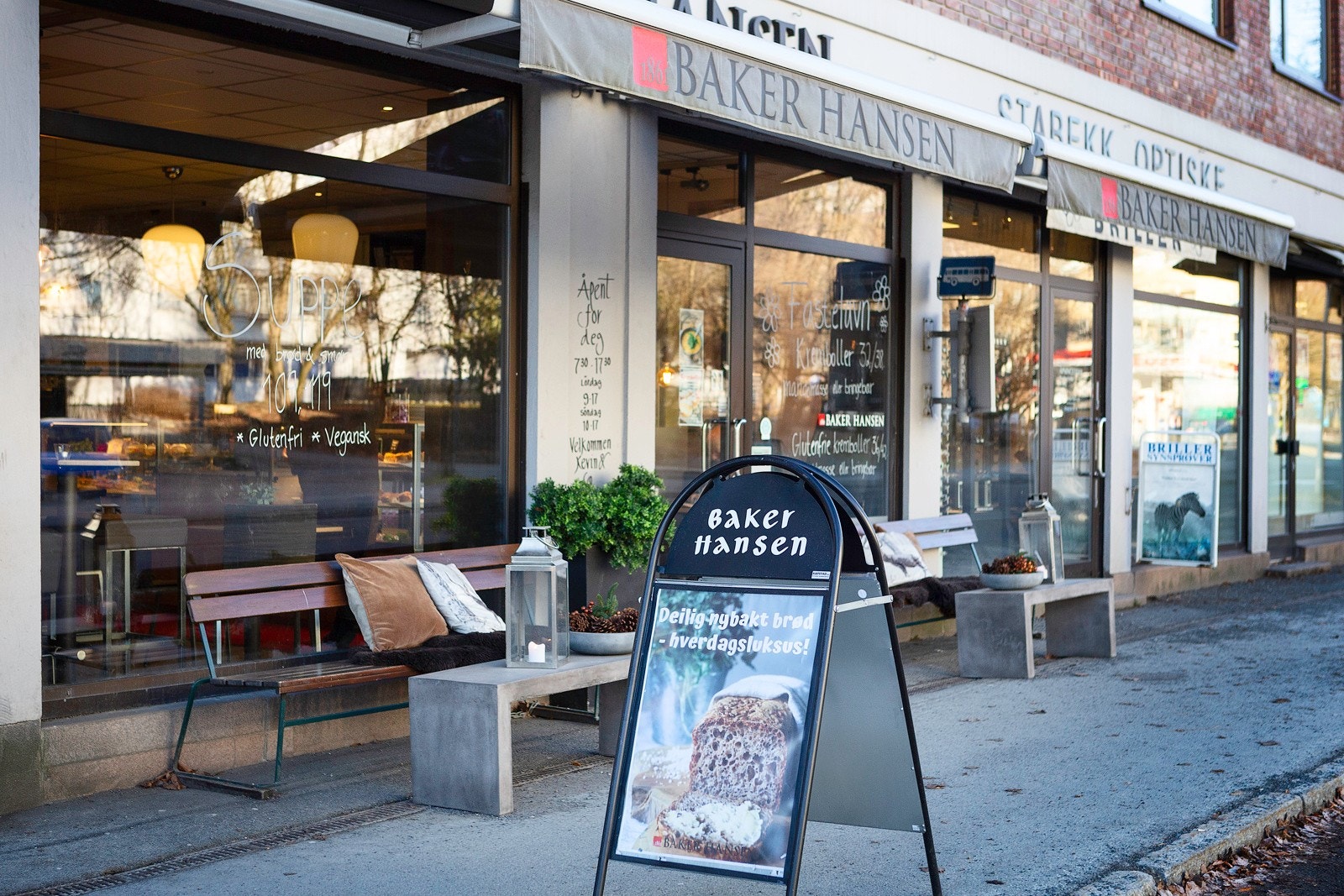 Flere butikker og serveringssteder både på øvre og nedre Stabekk. Galleribilde
