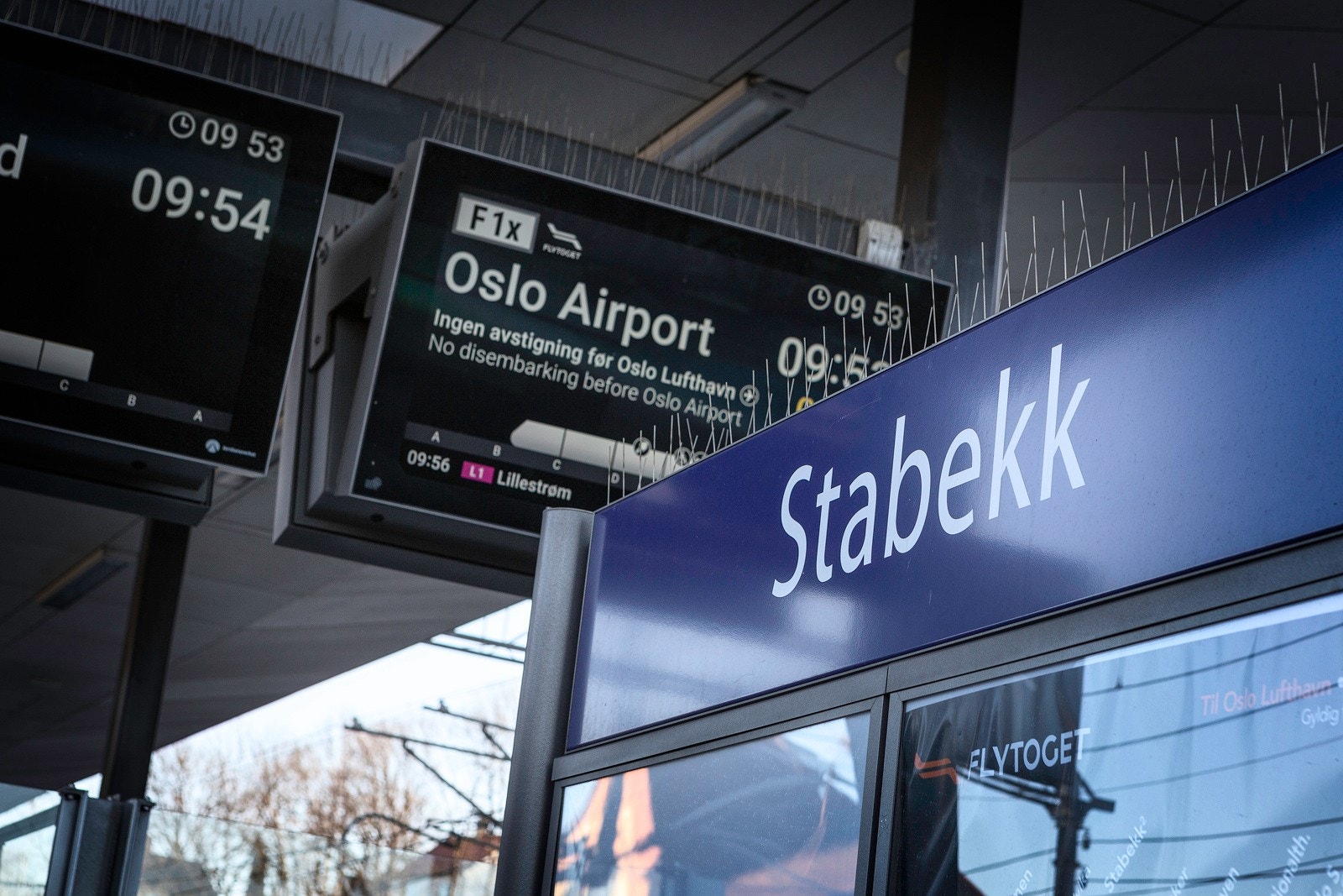 Området gir mulighet for offentlig kommunikasjon via buss, tog og T-bane. Nærmeste holdeplass er Stabekk stasjon som ligger kort gange fra eiendommen. Galleribilde