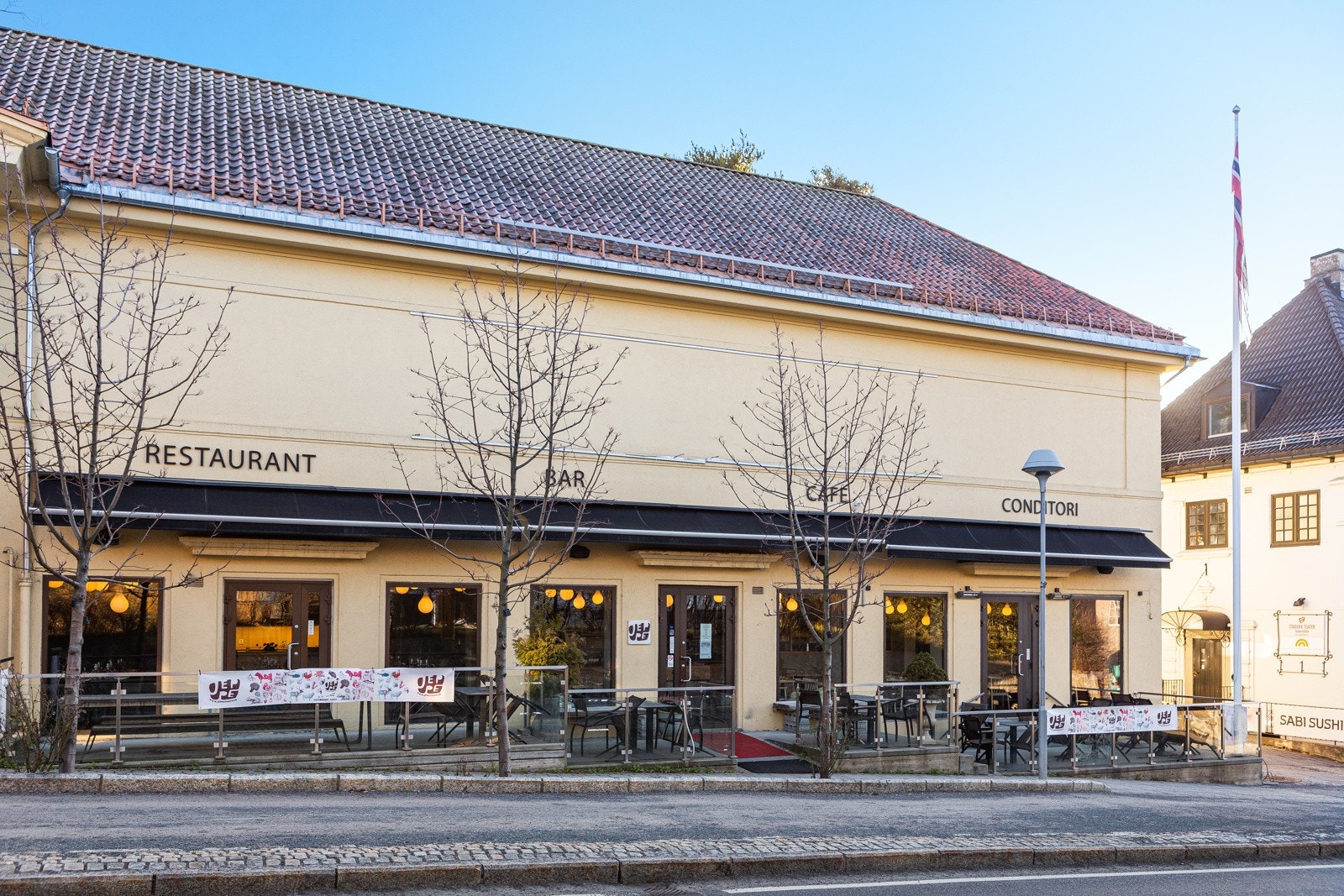 Gangavstand til Stabekkparken, kino, togstasjon, matbutikker, barnehager og flere skoler. Galleribilde