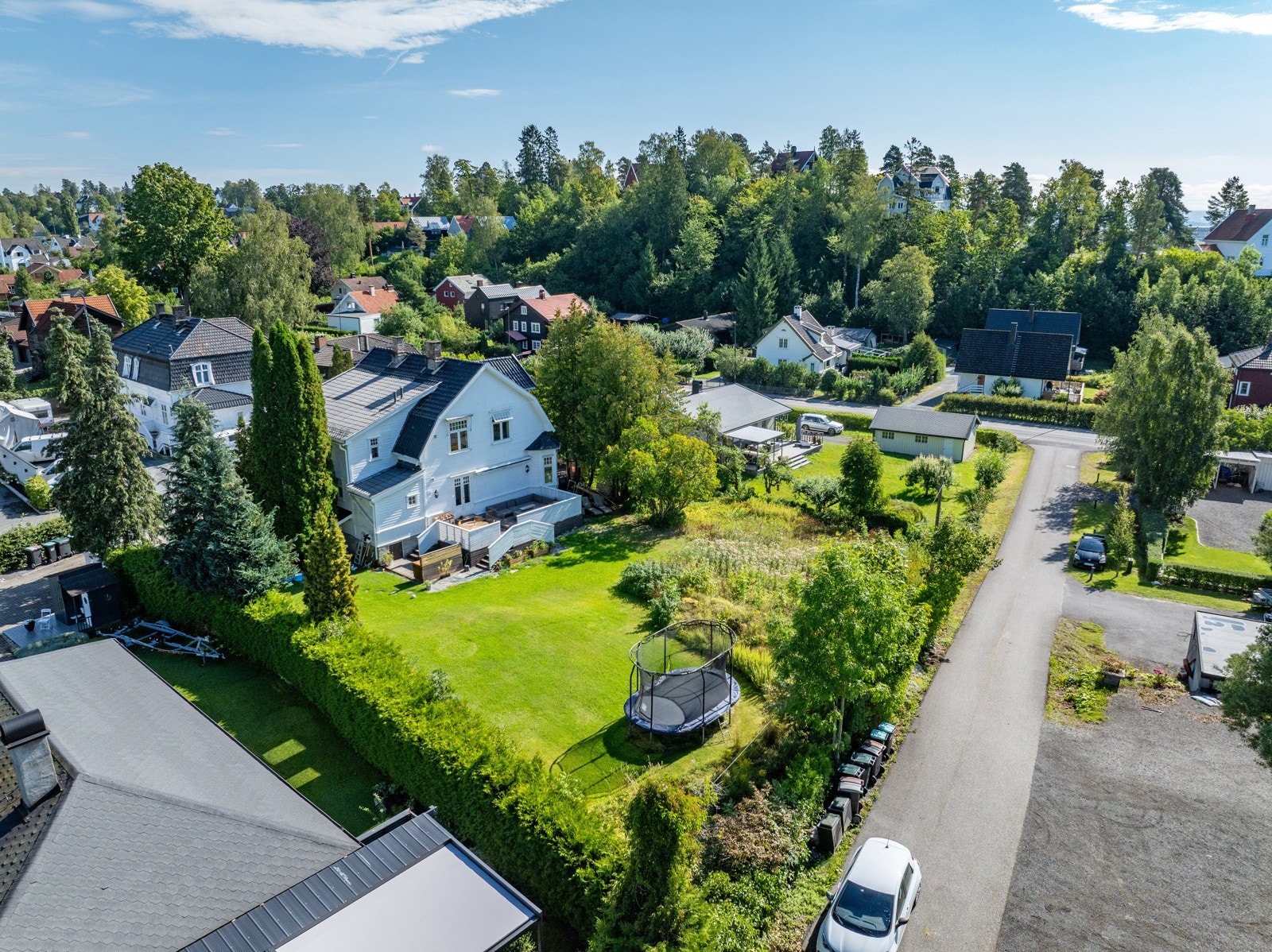 Tomten ligger i et attraktivt og sentralt boligområde på Stabekk i Bærum kommune. Galleribilde